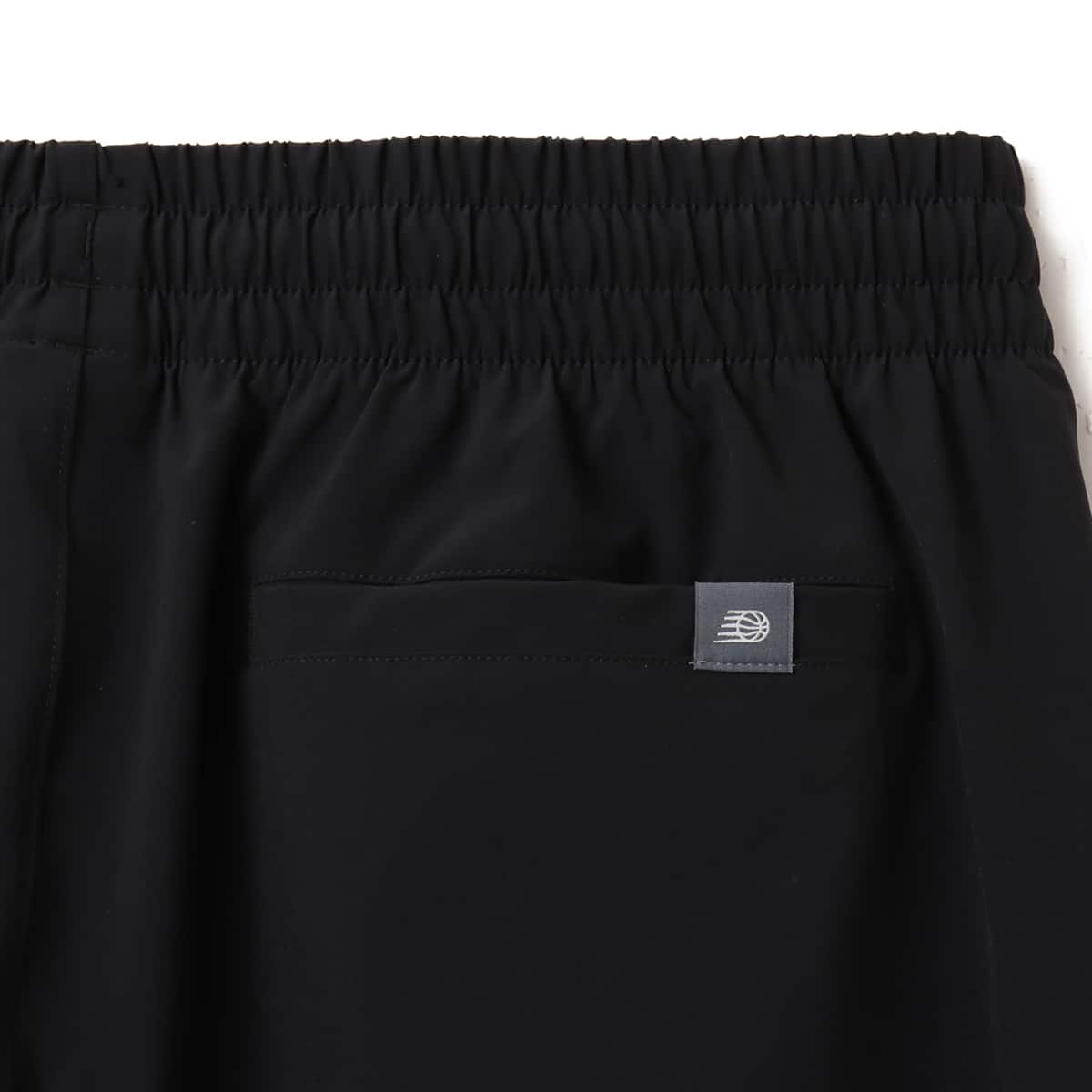 New Balance Hoops Woven Track Pants ブラックの画像