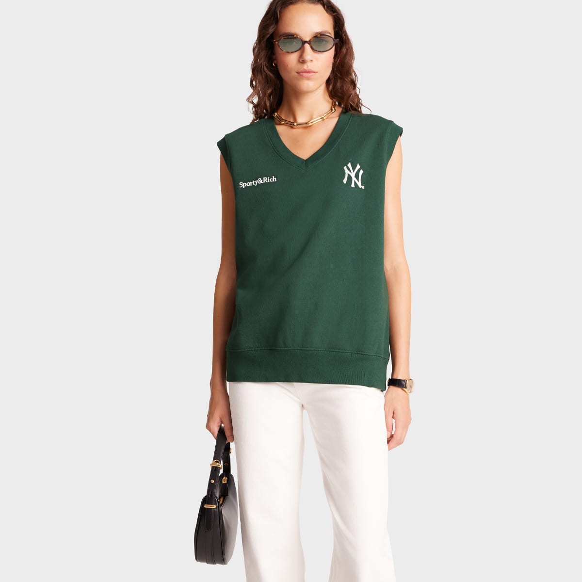 SPORTY＆RICH Yankees Serif V-Neck Vest Forest White の画像