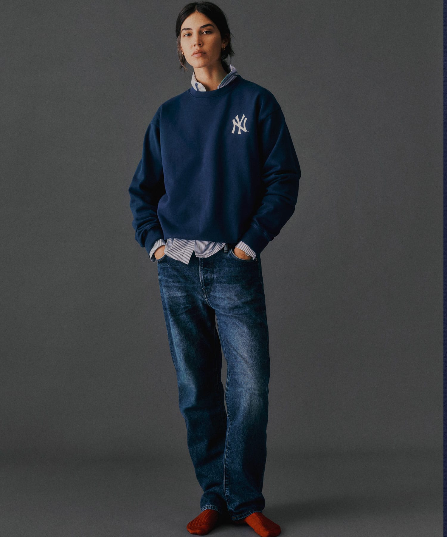 SPORTY＆RICH Yankees Serif Crewneck Dark Navyの画像