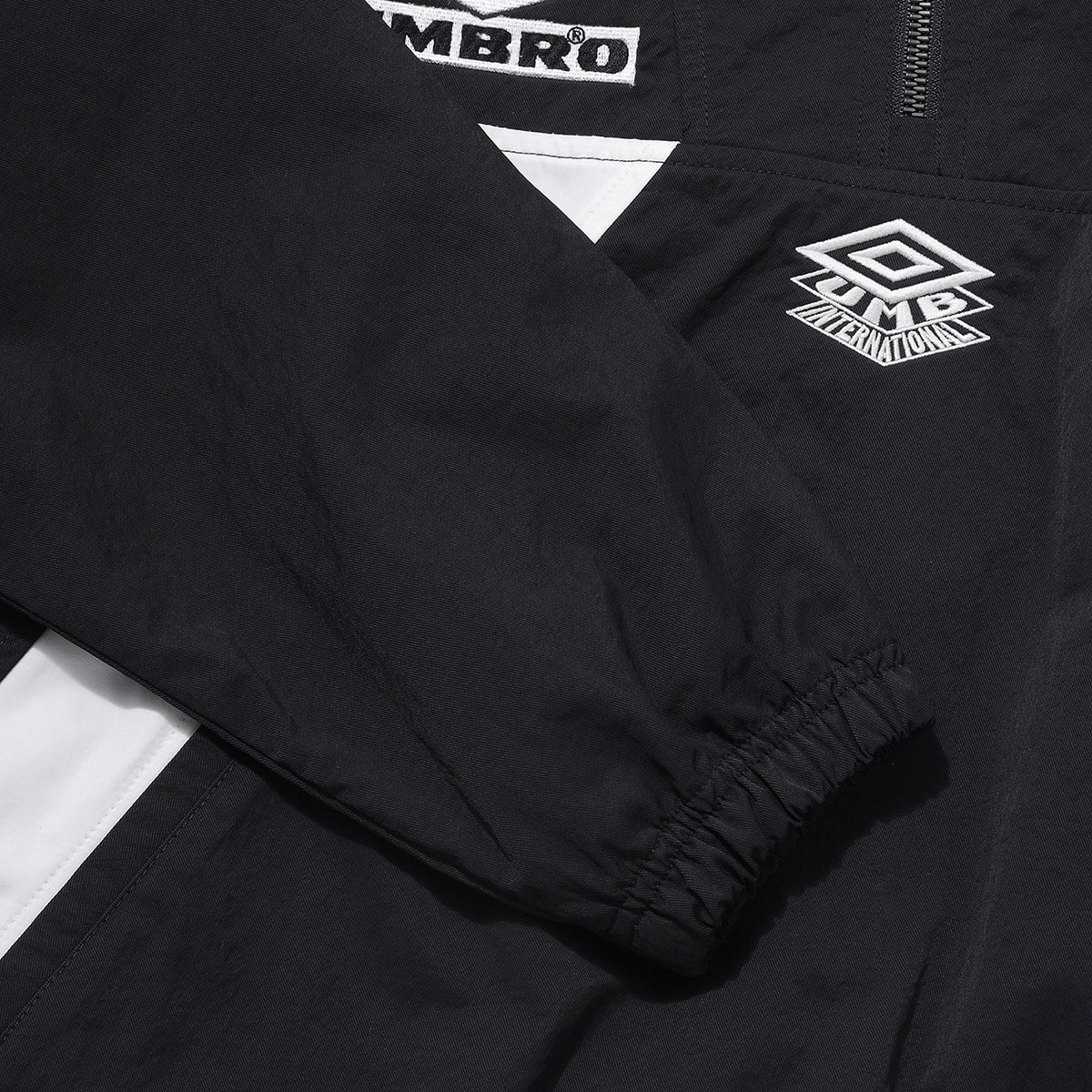 UMBRO HBL OG Woven Standneck Anorak ブラックの画像