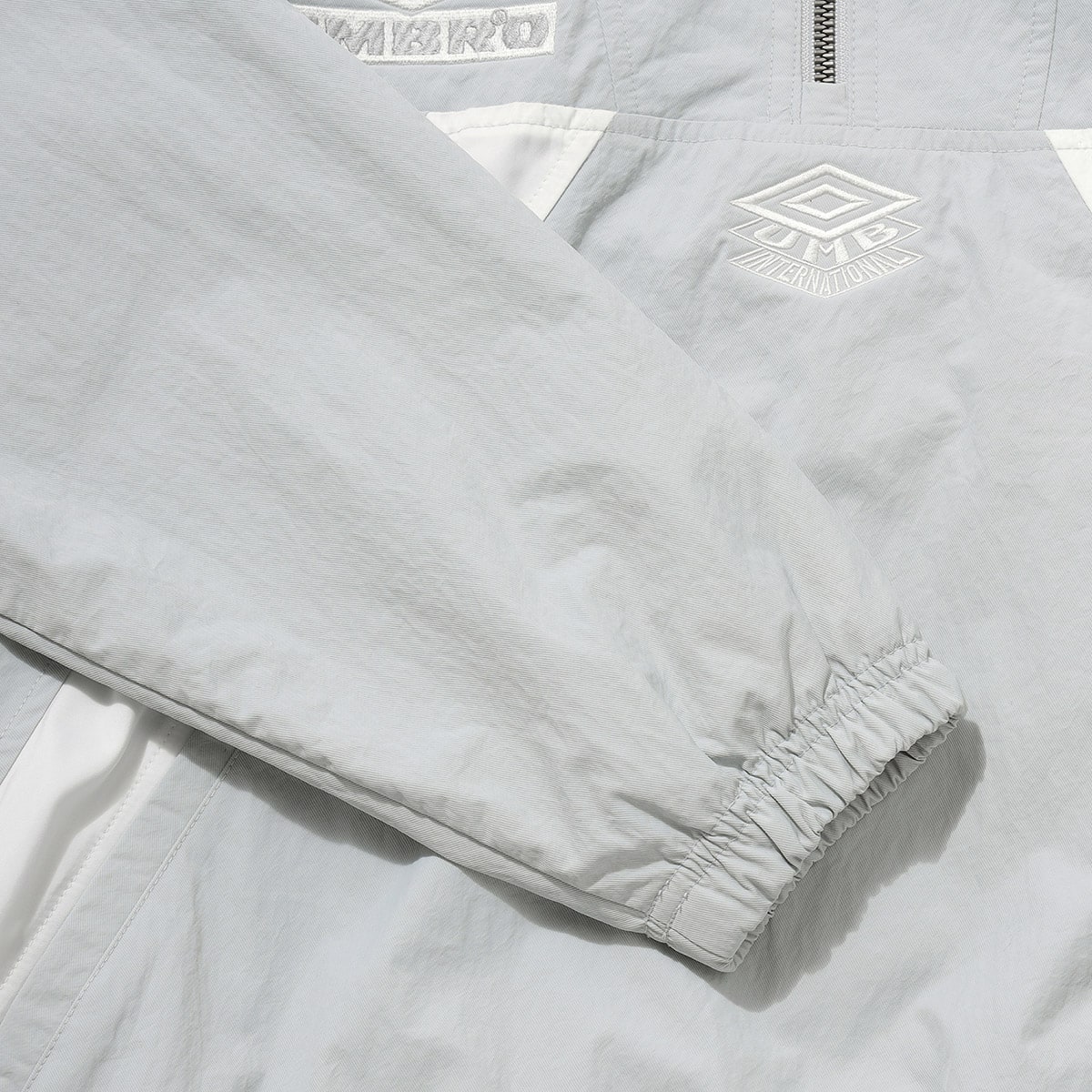 UMBRO HBL OG Woven Standneck Anorak ライトグレーの画像