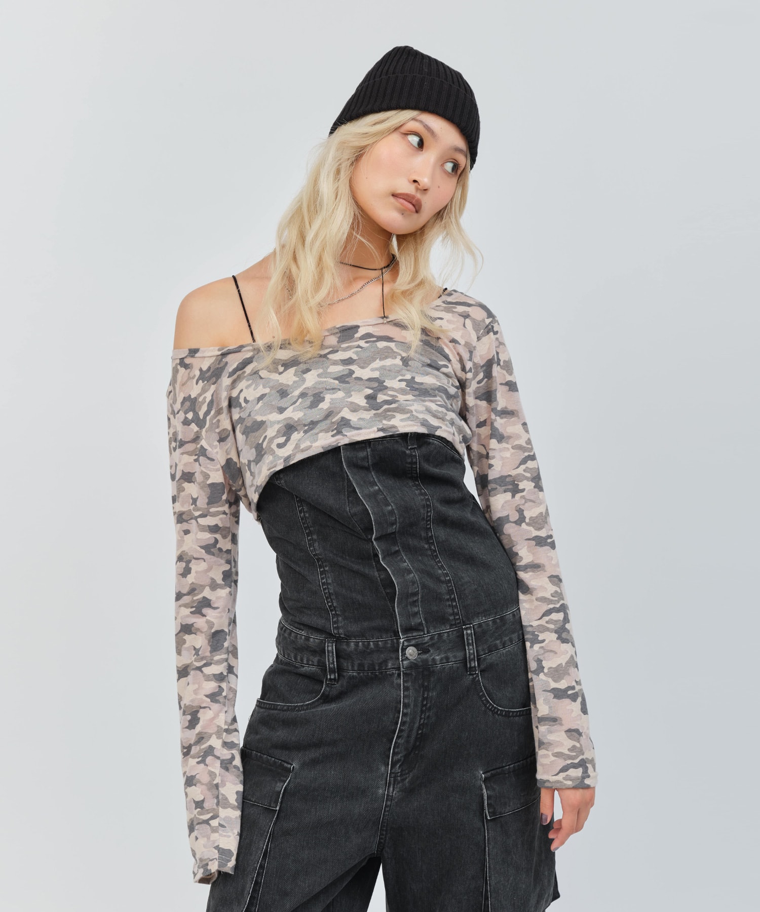 atmos pink Cropped Camouflage Tops BEIGEの画像