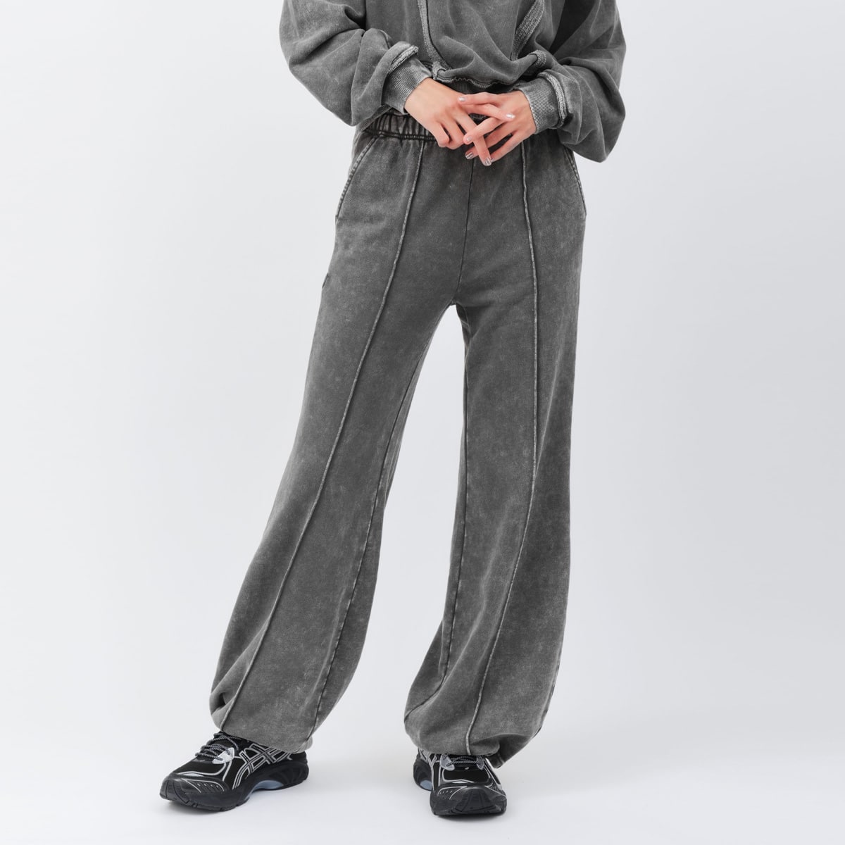 atmos pink Pigment Tapered Sweat Pants BLACKの画像
