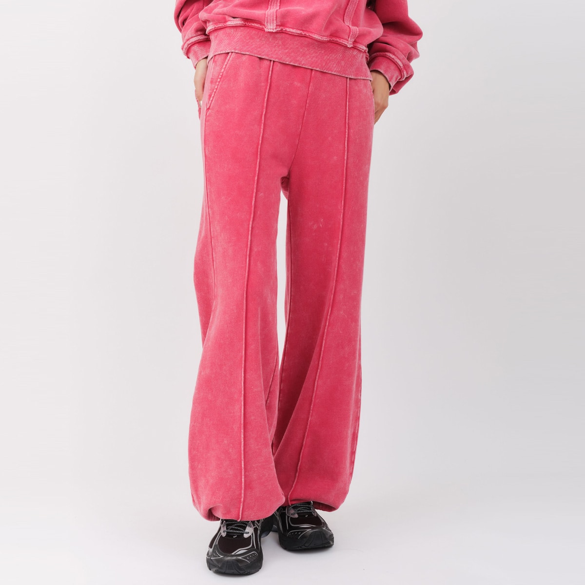 atmos pink Pigment Tapered Sweat Pants PINKの画像