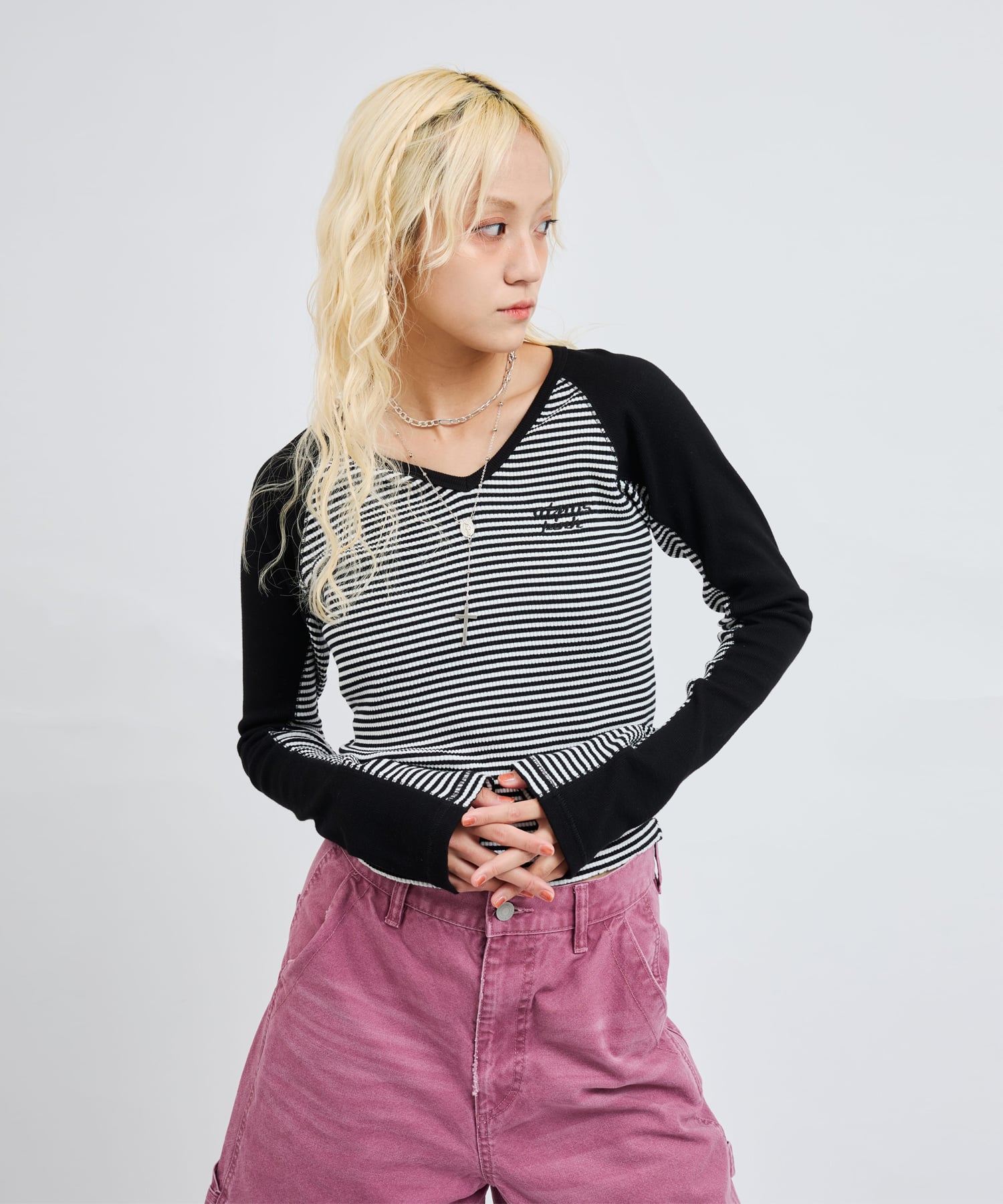 atmos pink V-Neck Raglan Long Sleeve T-shirt BLACKの画像