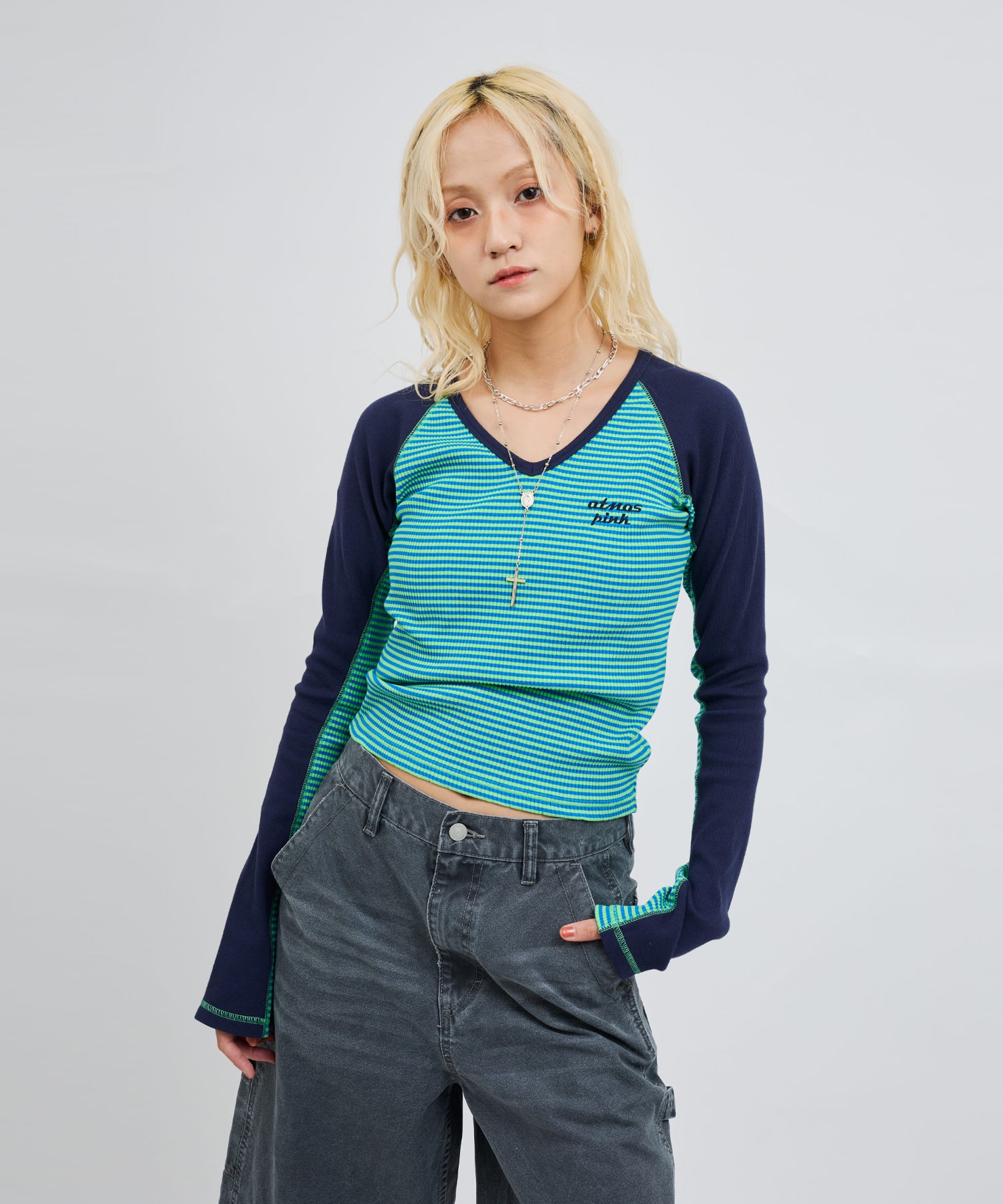 atmos pink V-Neck Raglan Long Sleeve T-shirt GREENの画像