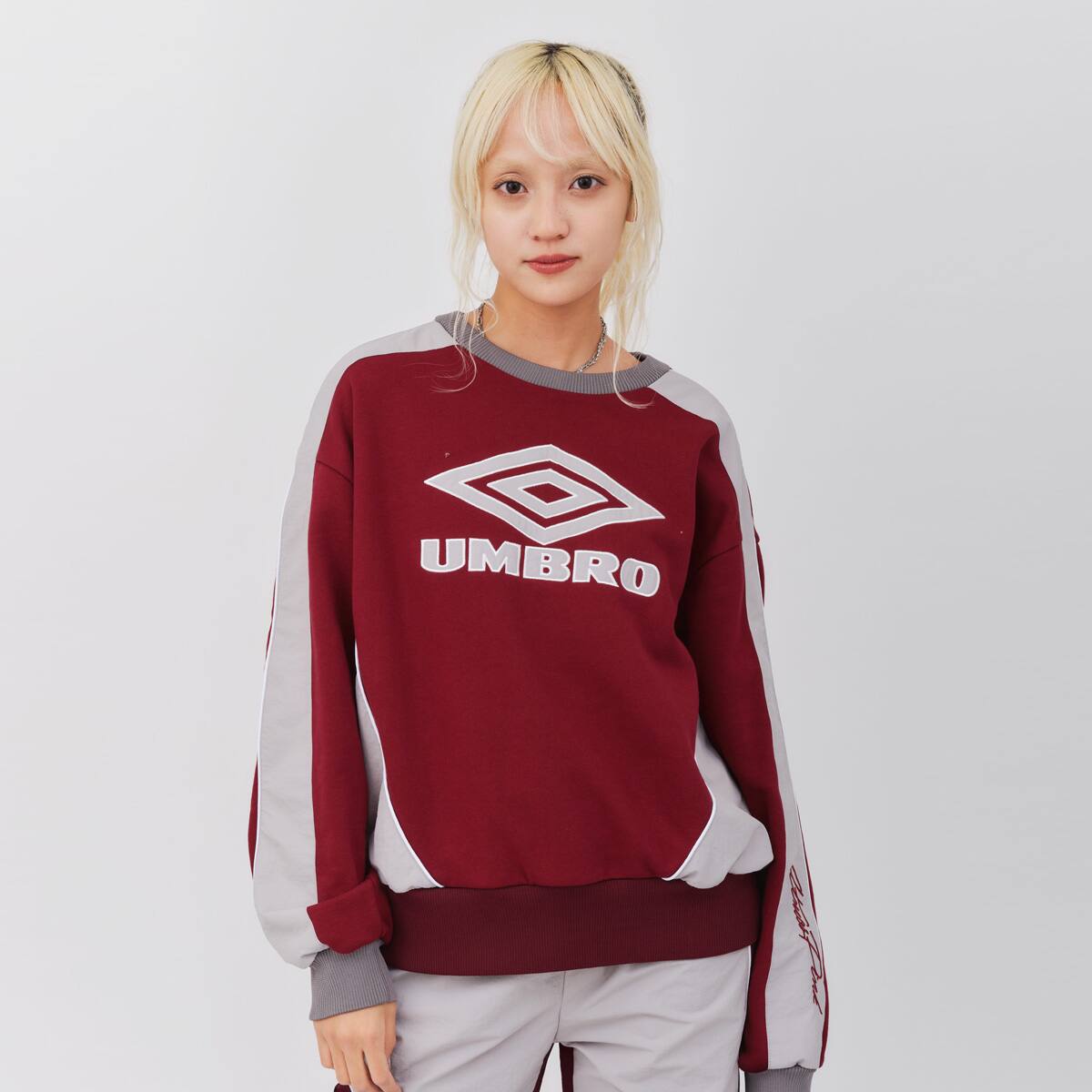 UMBRO × atmos pink Sweat Top BURGUNDYの画像