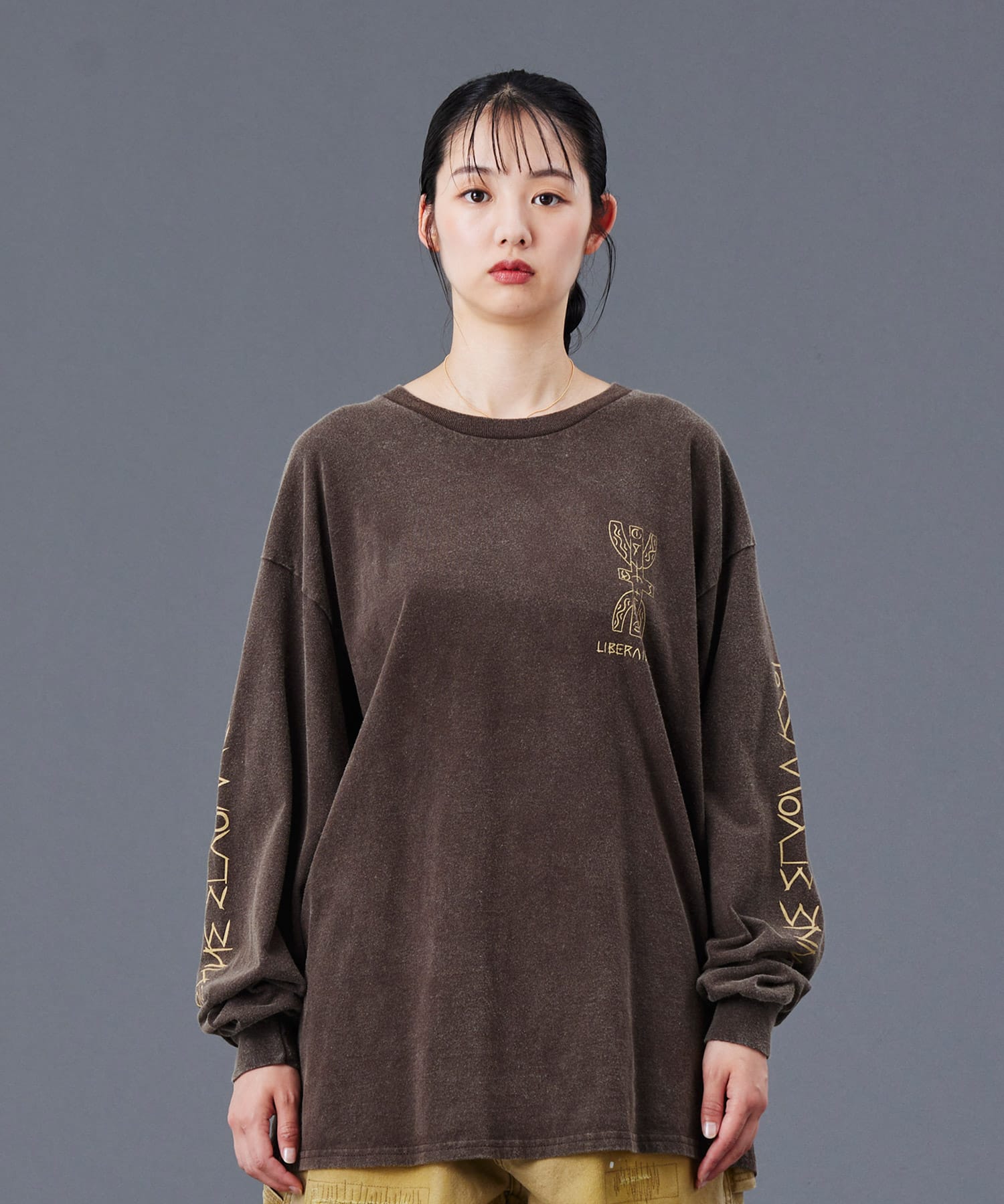 LIBERAIDERS TIFINAGH LOGO L/S TEE BROWNの画像