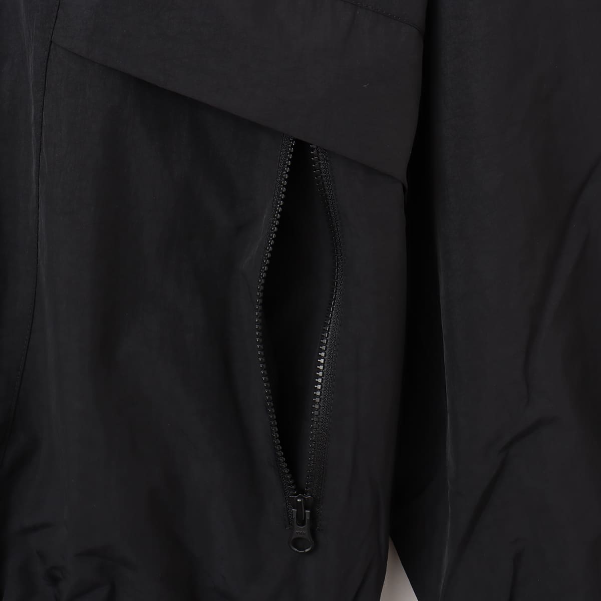 New Balance MET24 Varsity Jacket ブラックの画像