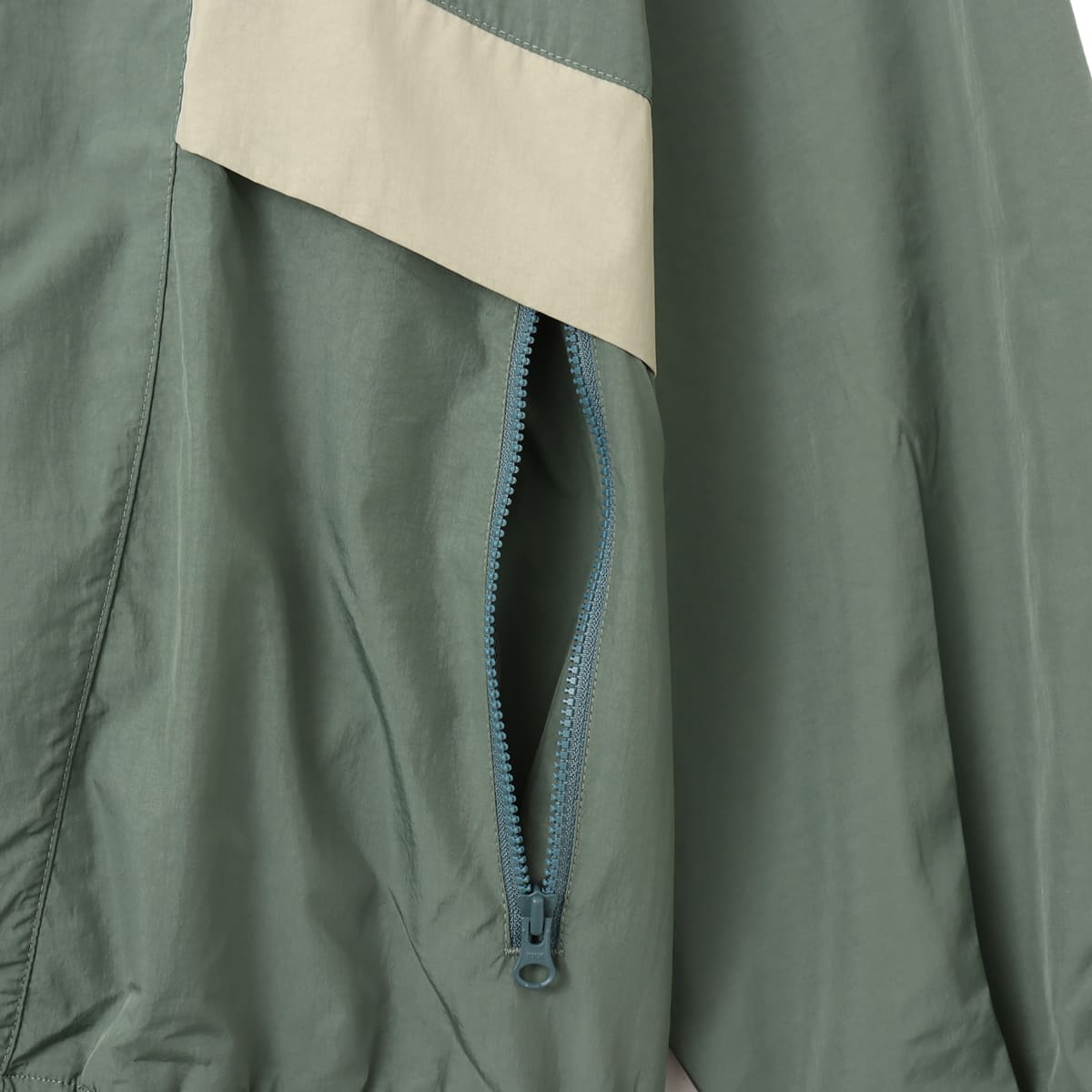 New Balance MET24 Varsity Jacket ダークジュ二パーの画像