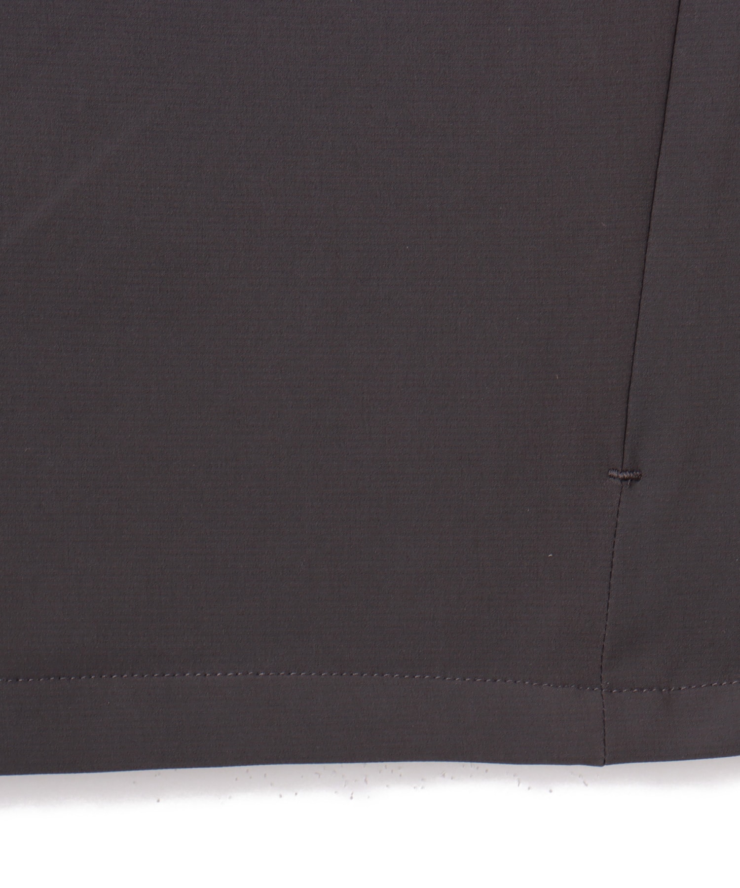 New Balance MET24 Woven Polo Shirt ブラックセメントの画像