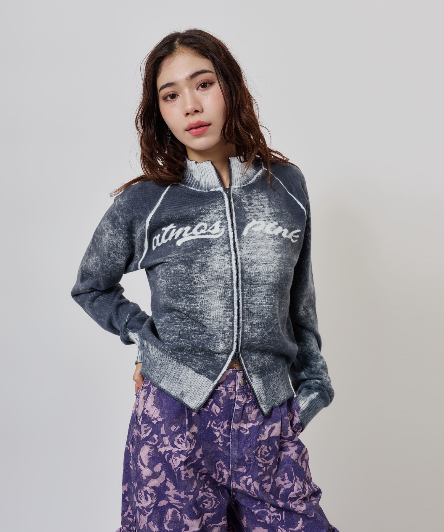 atmos pink Faded Coler Zip-up Cardigan CHARCOALの画像