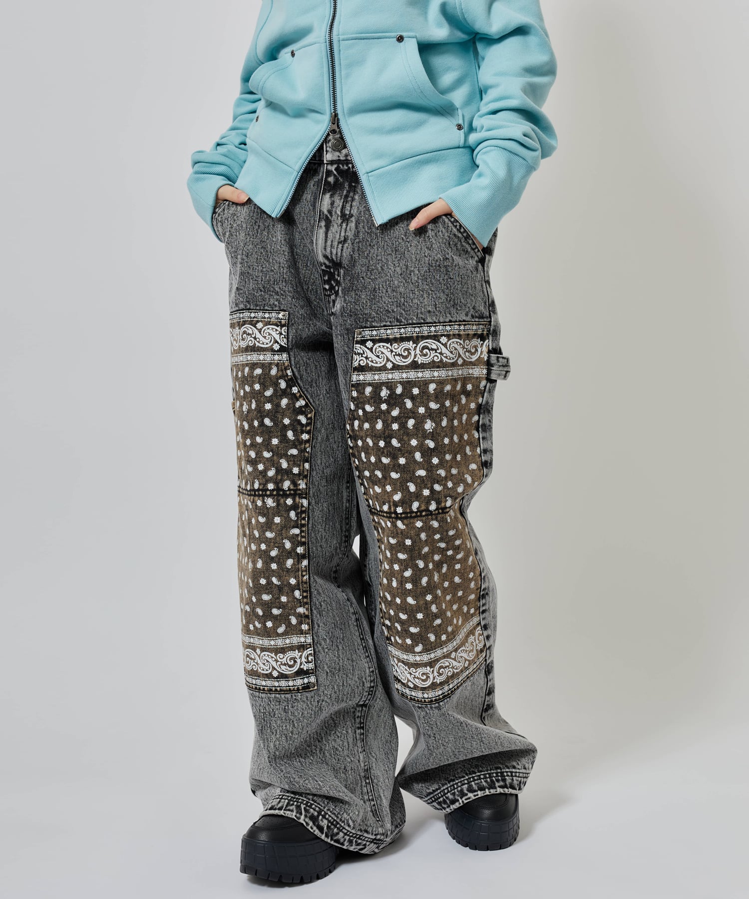 atmos pink Panelled Bandana Denim Pants BLACKの画像