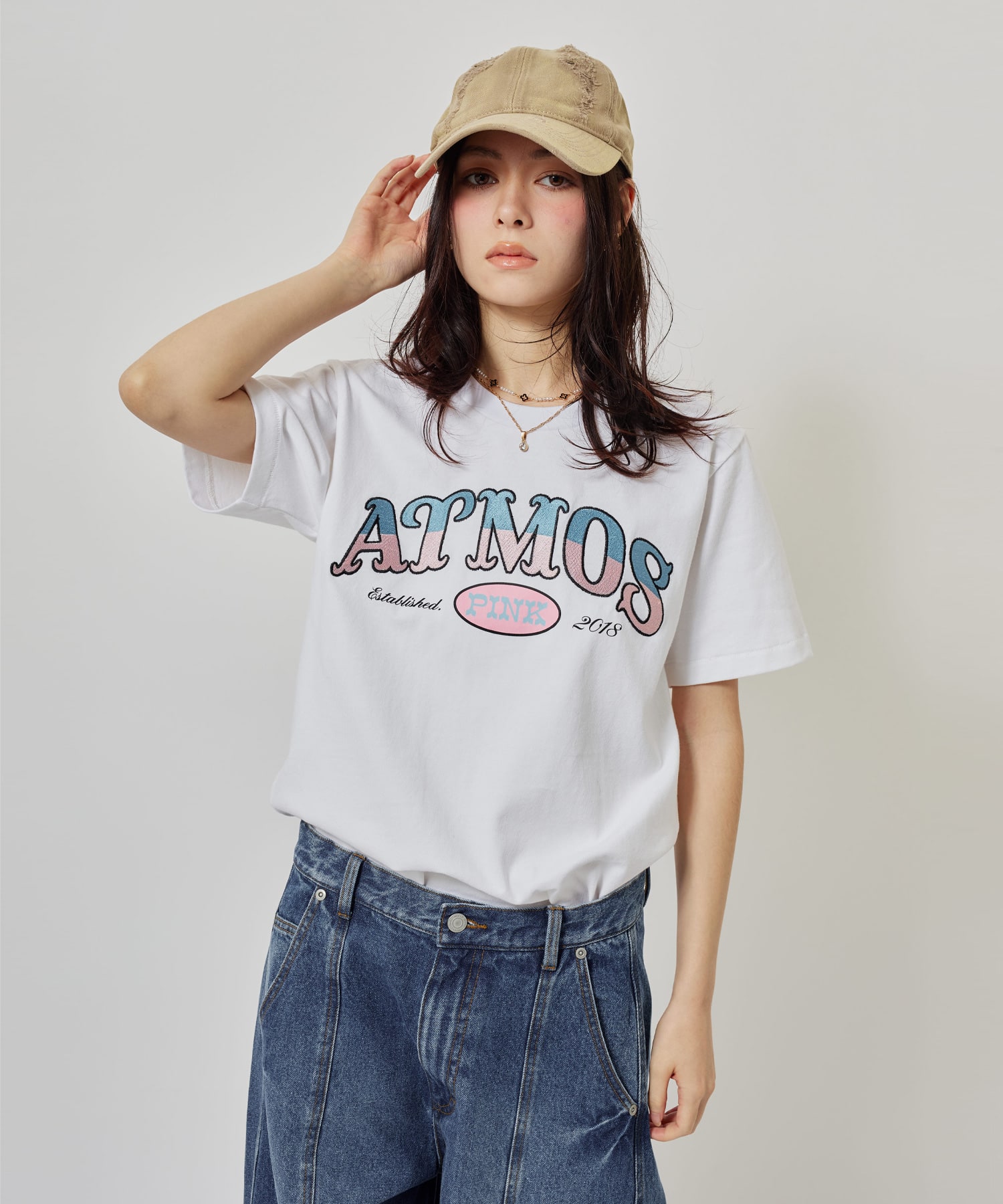 atmos pink Embroidery Logo T-shirt WHITEの画像