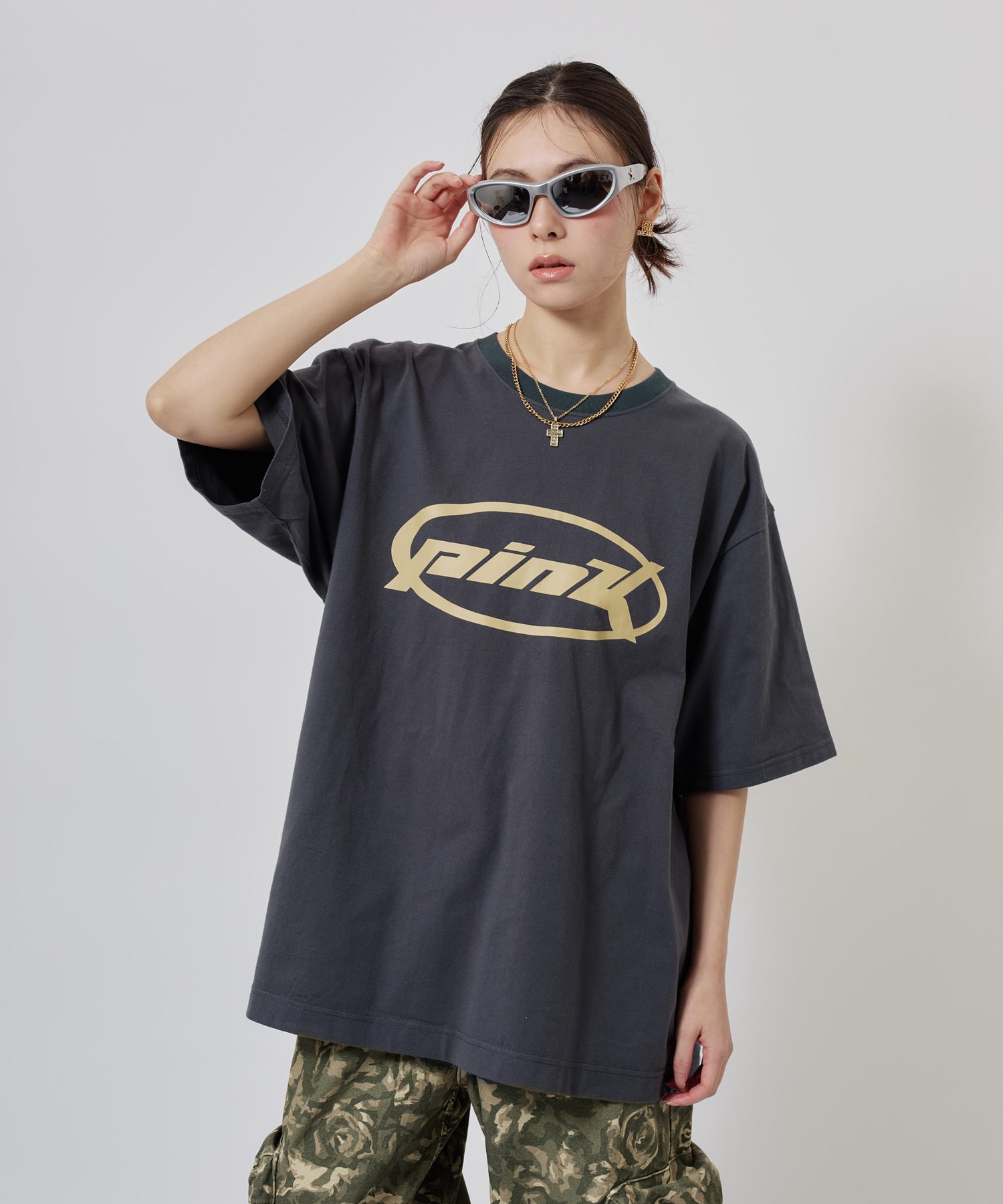 atmos pink Oval Logo T-shirt BLACKの画像