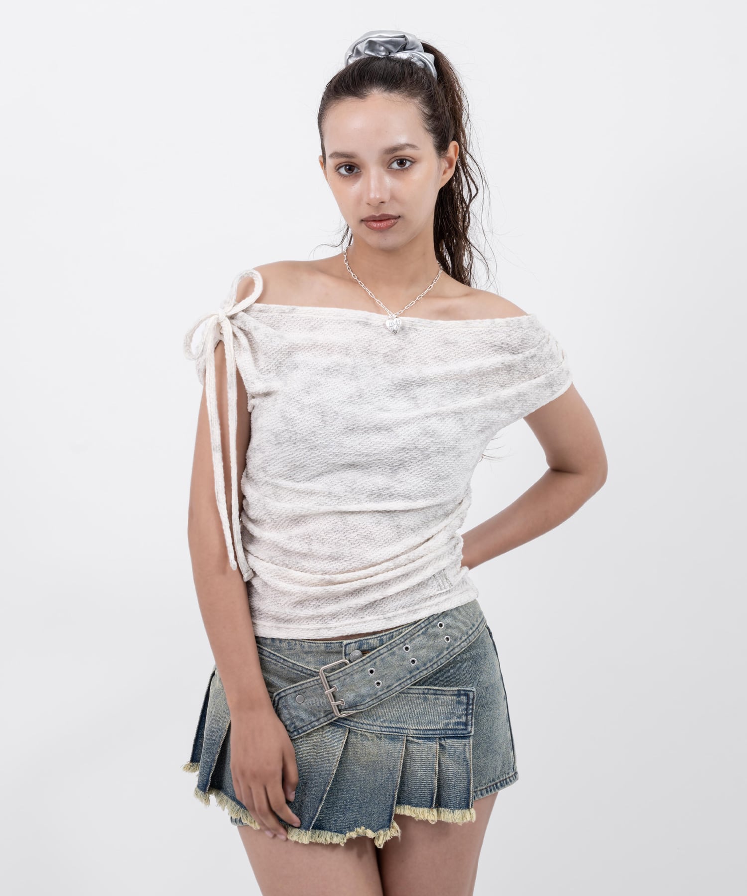 atmos pink Tie Point One Shoulder Tops WHITEの画像