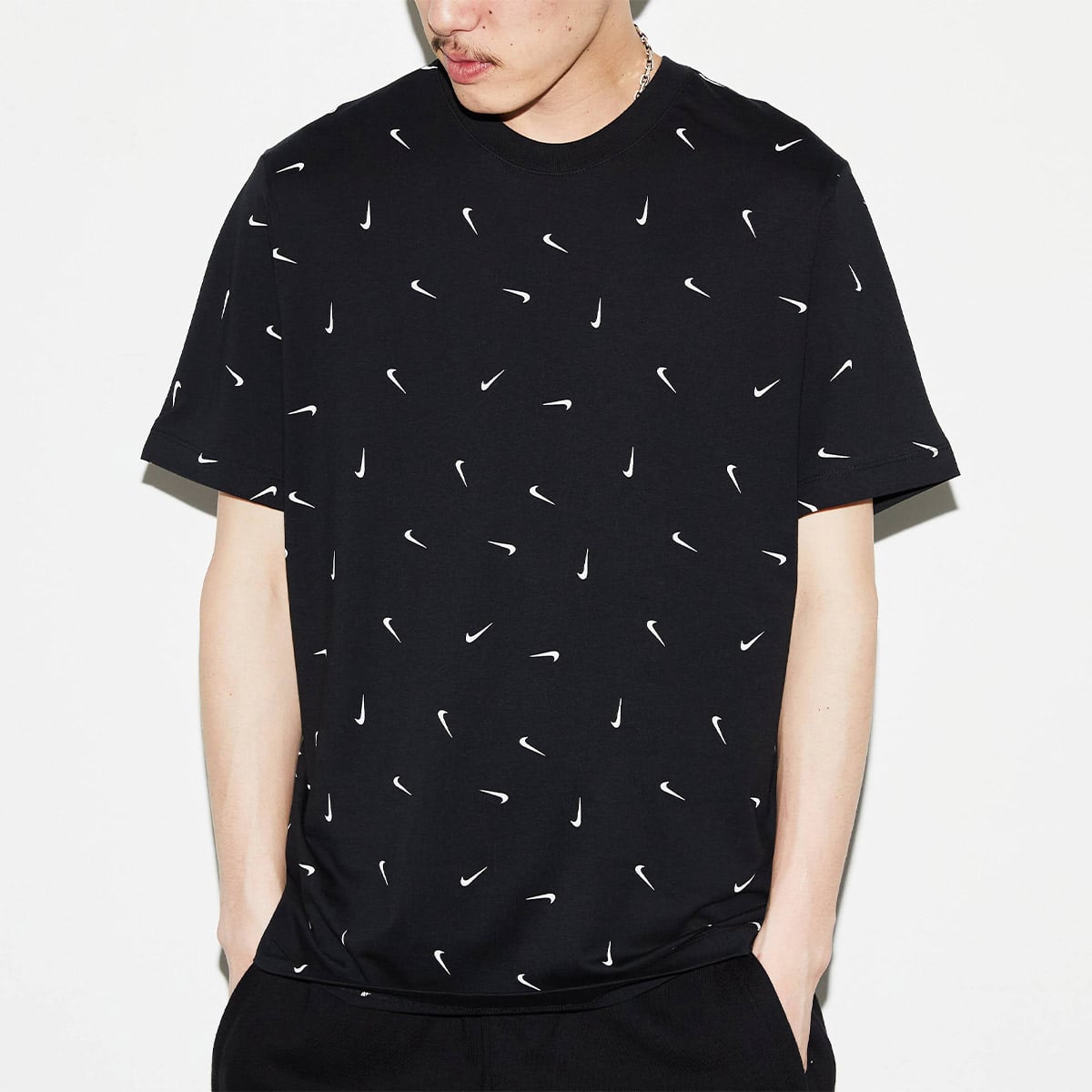 NIKE AS M NSW CLUB TEE AOP BLACK 22FA-Iの画像