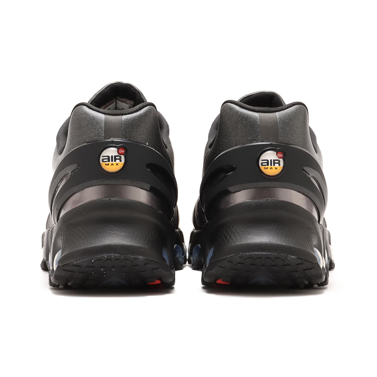 NIKE W AIR MAX DN8 BLACK/MTLC DARK GREY-IRON GREYの画像