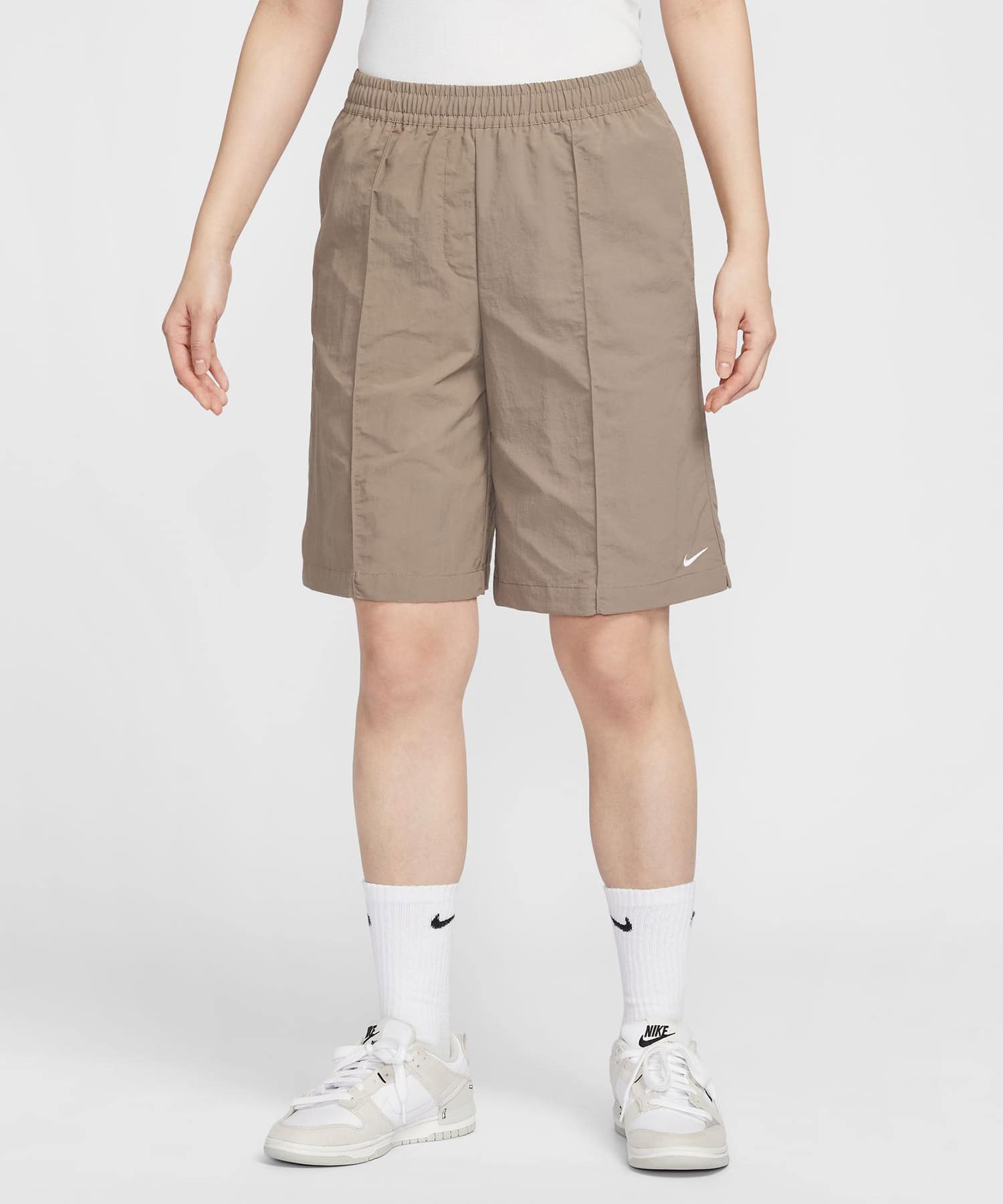 NIKE AS W NSW EVRYTHNG WVN HR 9" SH MINK BROWN/WHITEの画像