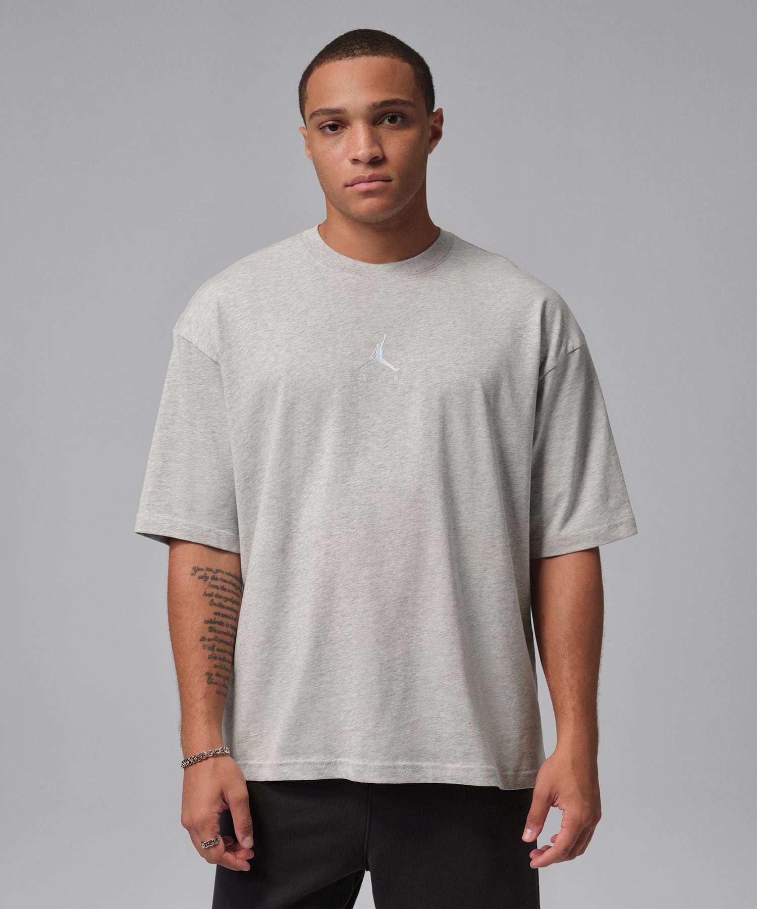 JORDAN BRAND M J FLT ESS OVSZ SS CREW GRAYの画像