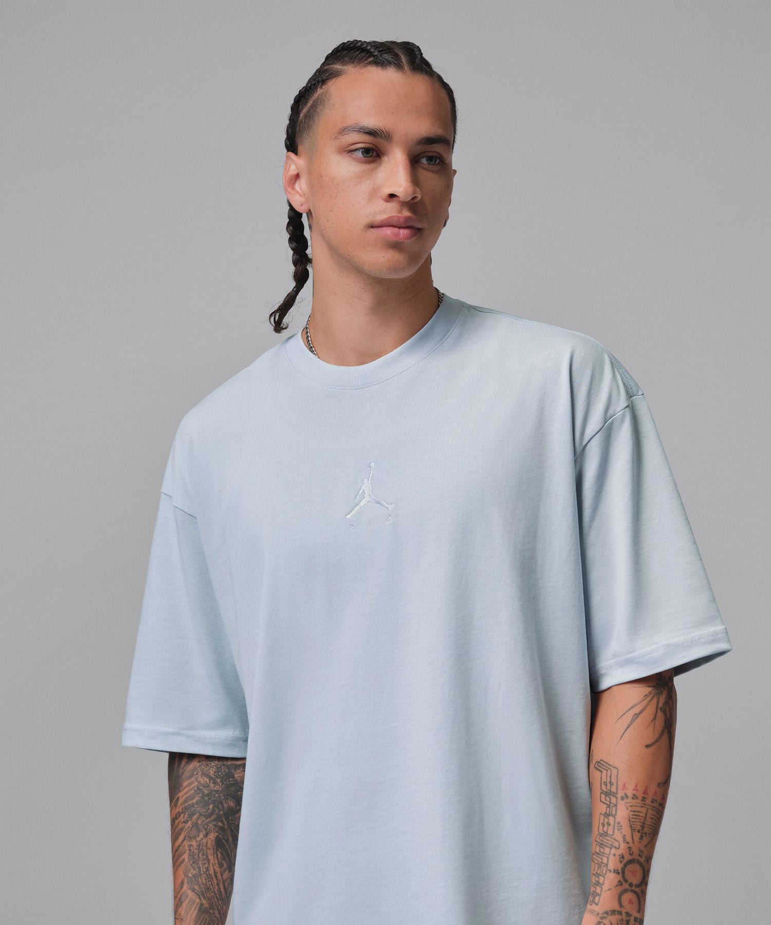 JORDAN BRAND M J FLT ESS OVSZ SS CREW LIGHTBLUEの画像