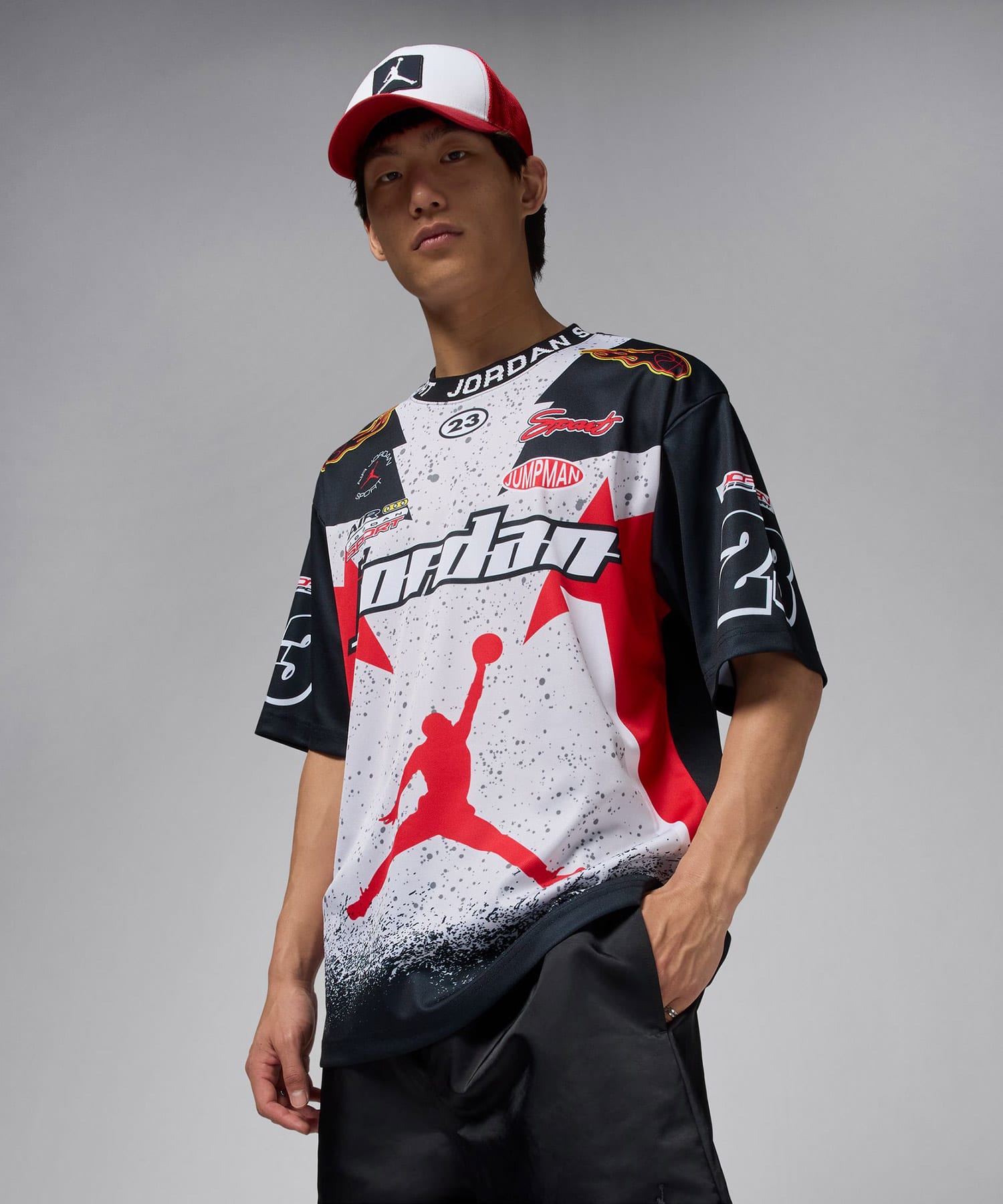 JORDAN BRAND M J ESS STMT GFX SS TOP MTRSPT NEUTRAL GREY/BLACK/FIRE REDの画像