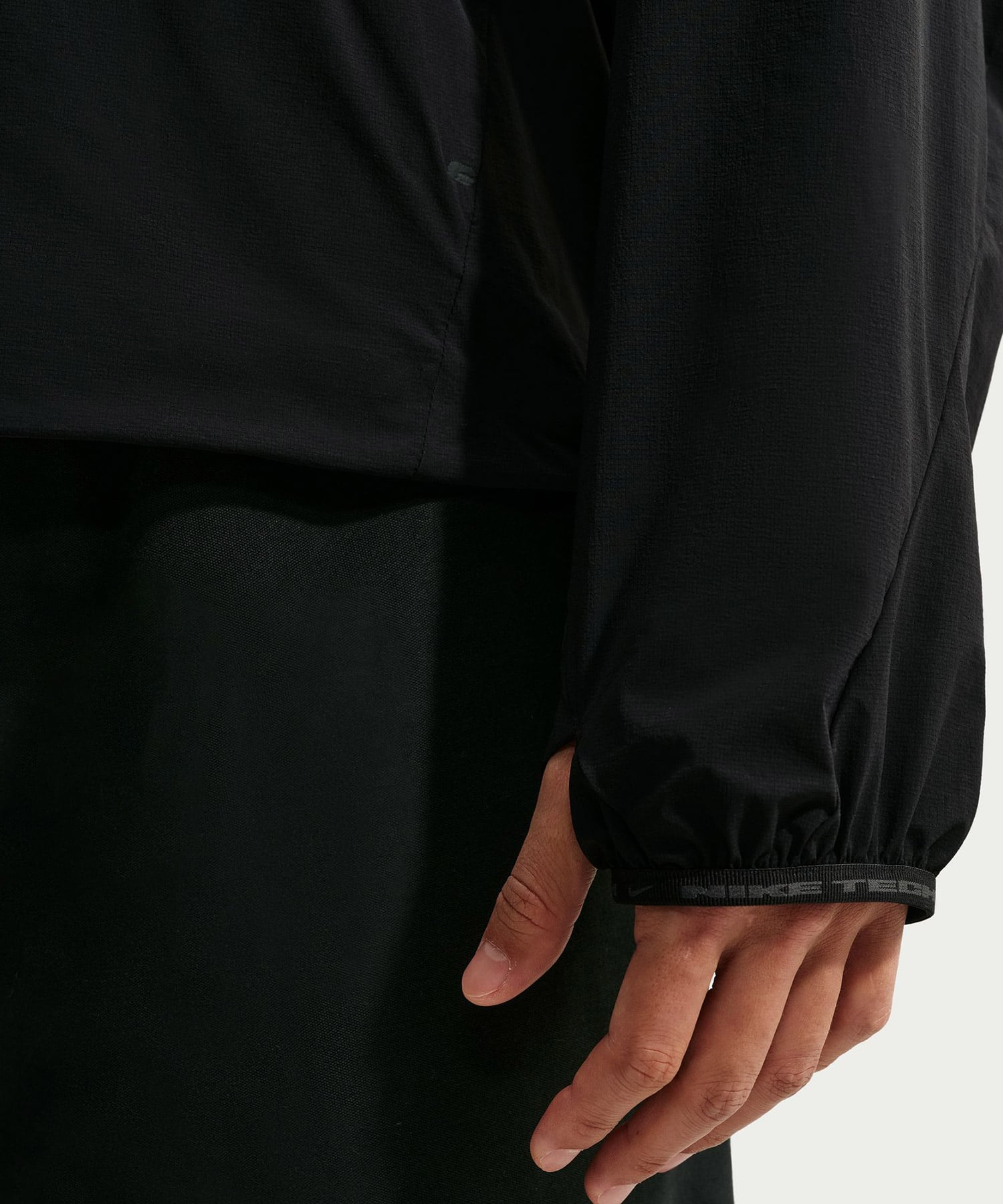 NIKE AS M NK UV TECH HELIOS SUN T P TOP BLACKの画像
