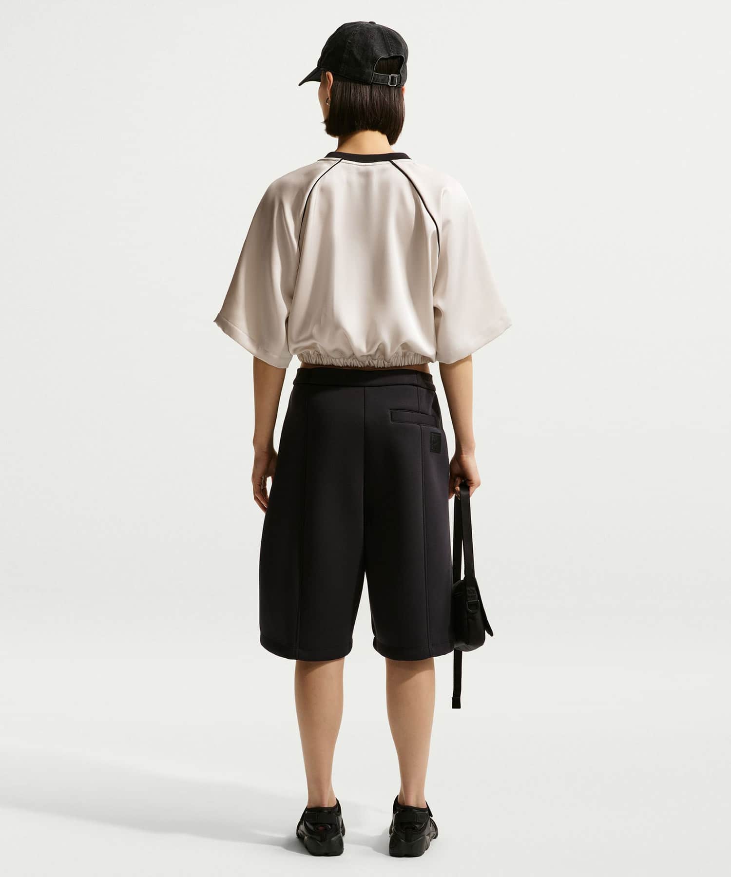 NIKE AS W NSW OFFLN WVN STN SS TOP LIGHT BONE/(BLACK)の画像