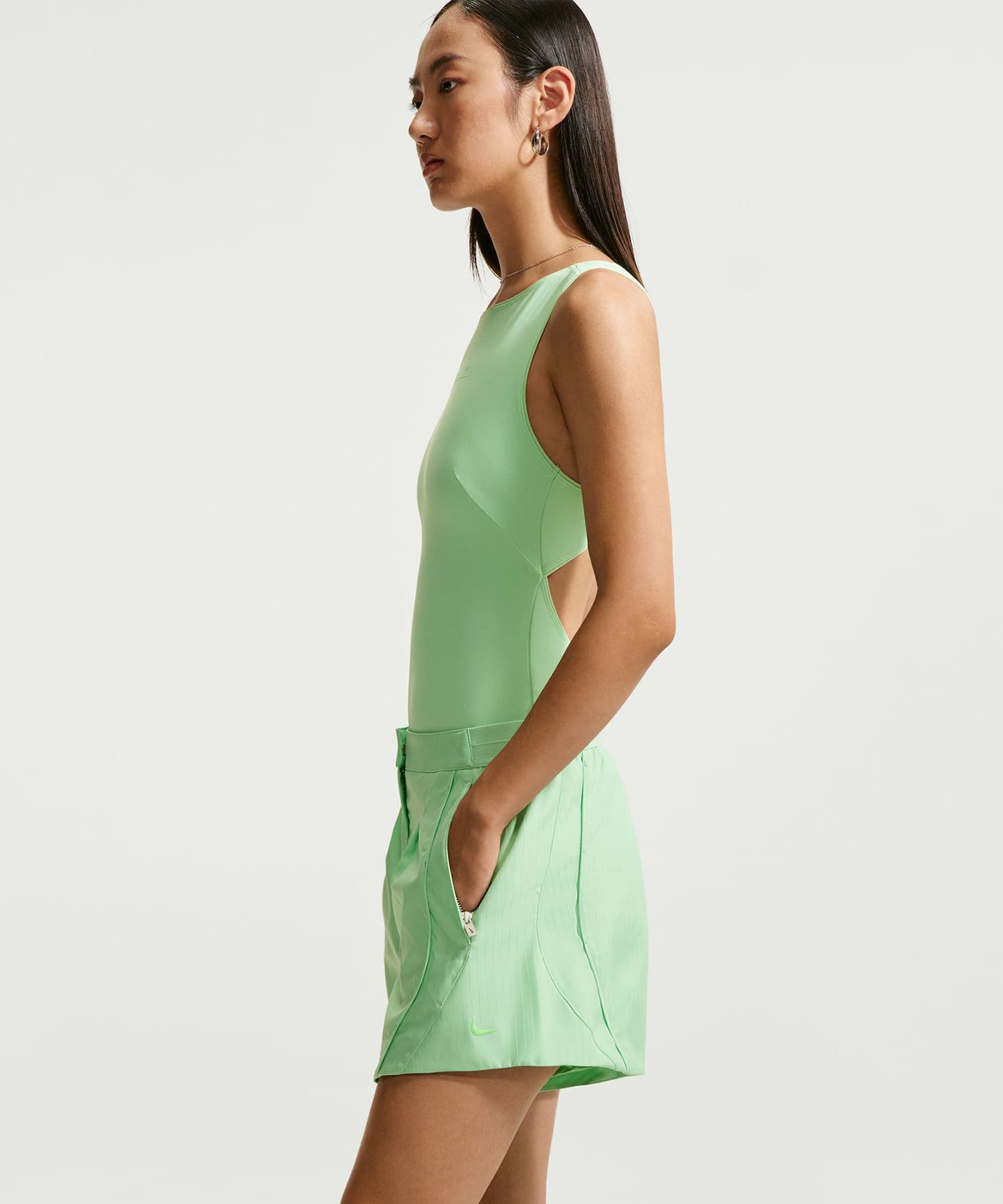 NIKE W NRG NK Dri-FIT WOVEN SHORT GREENの画像