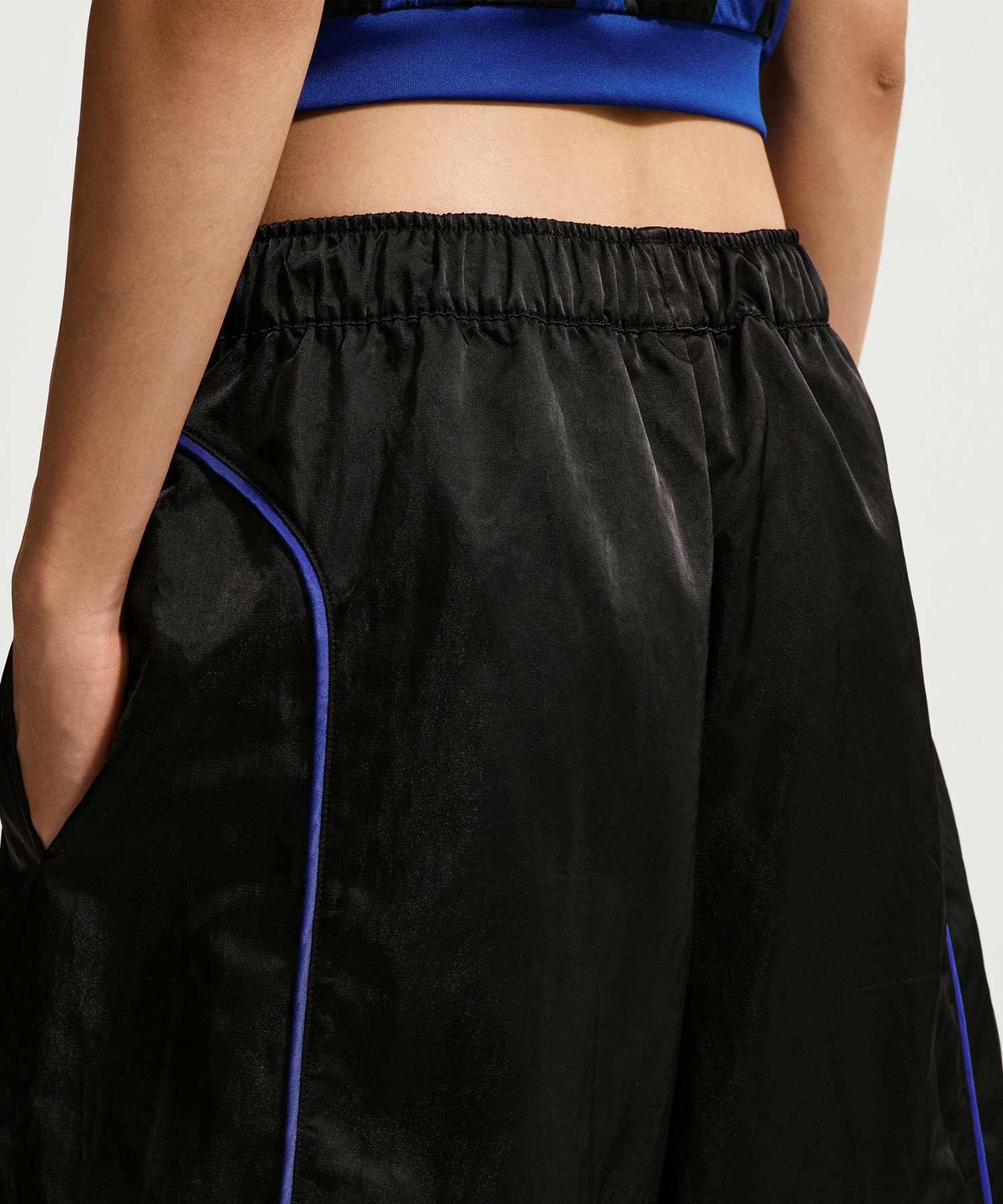 NIKE AS W NK NYLON KNEE LENGTH SHORT BLACKの画像