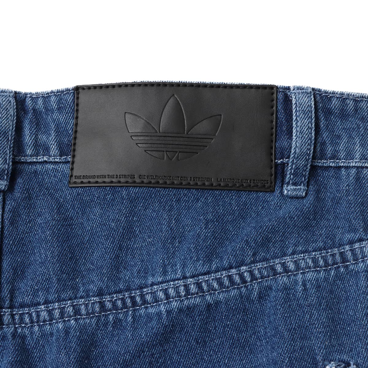 adidas DENIM FIREBIRD SHORTS ミディアムブルーデニムの画像