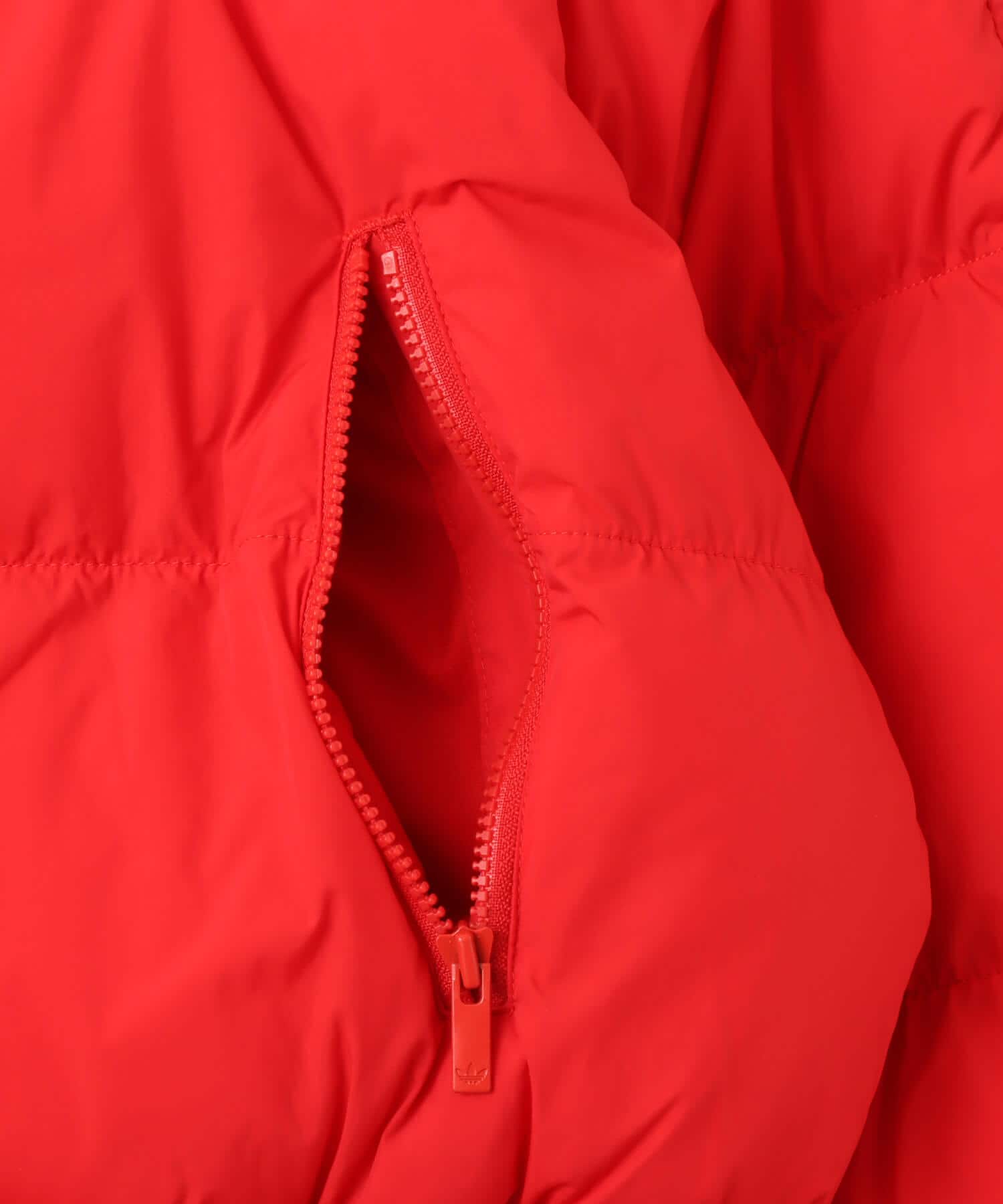adidas ADICOLOR CROPPED SYNTHETIC DOWN PUFFER ベタースカーレットの画像