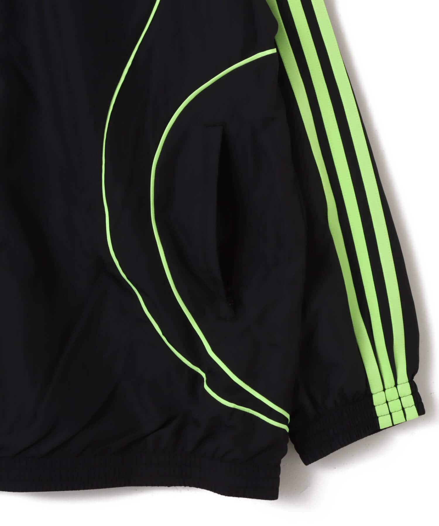 adidas TEAMGEIST ADICOLOR OVERSIZED WOVEN TRACK TOP ブラック/シグナルグリーンの画像