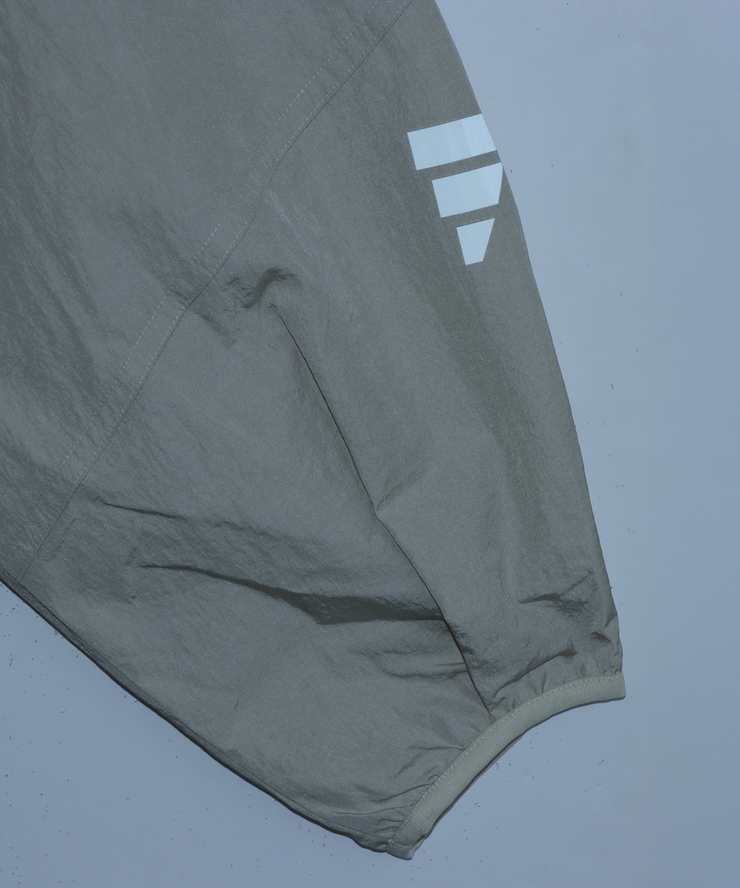 adidas DAY//Ø WOVEN JACKET W パテグレーの画像