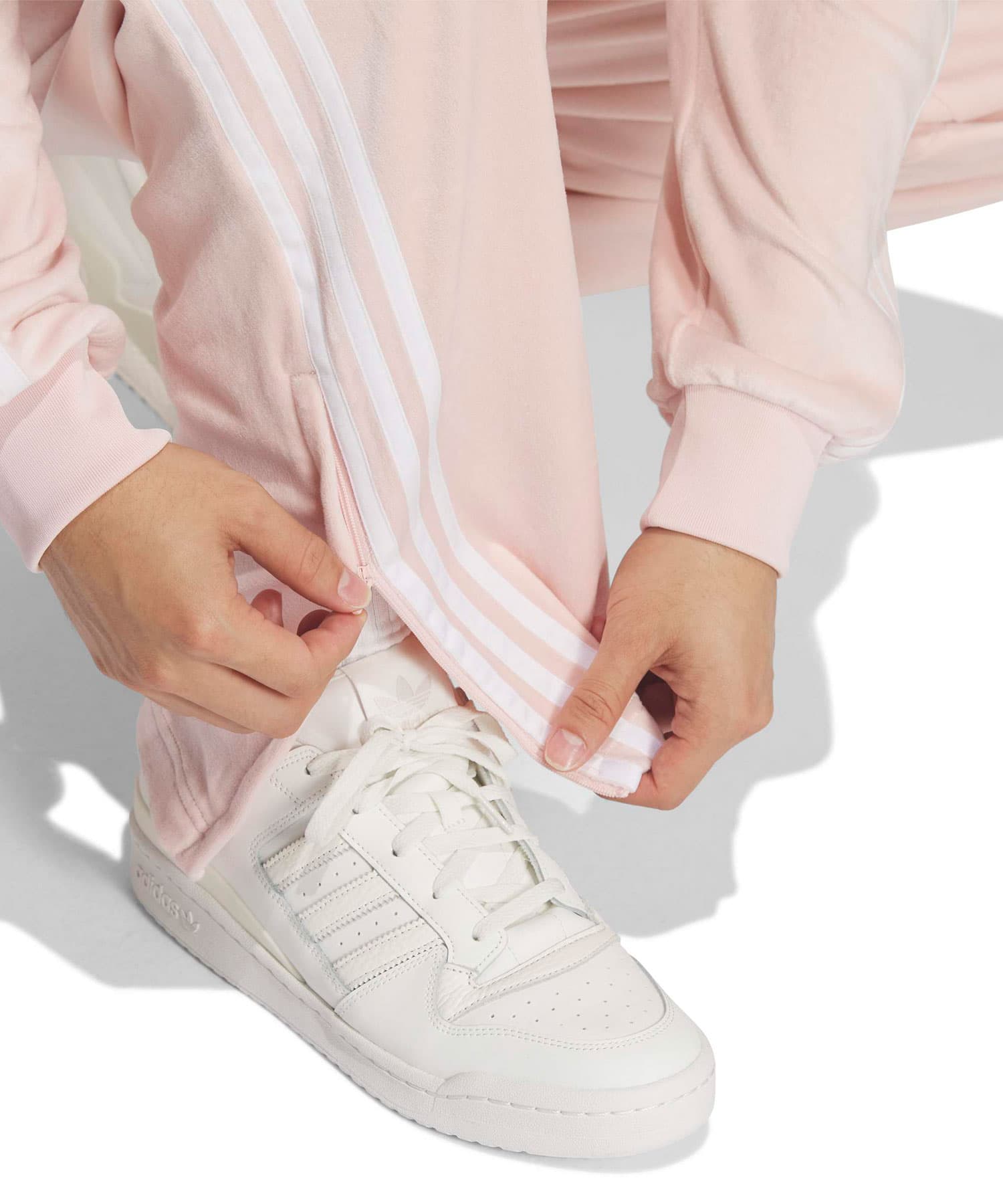 adidas FIREBIRD TRACK PANT VELOUR サンディーピンクの画像