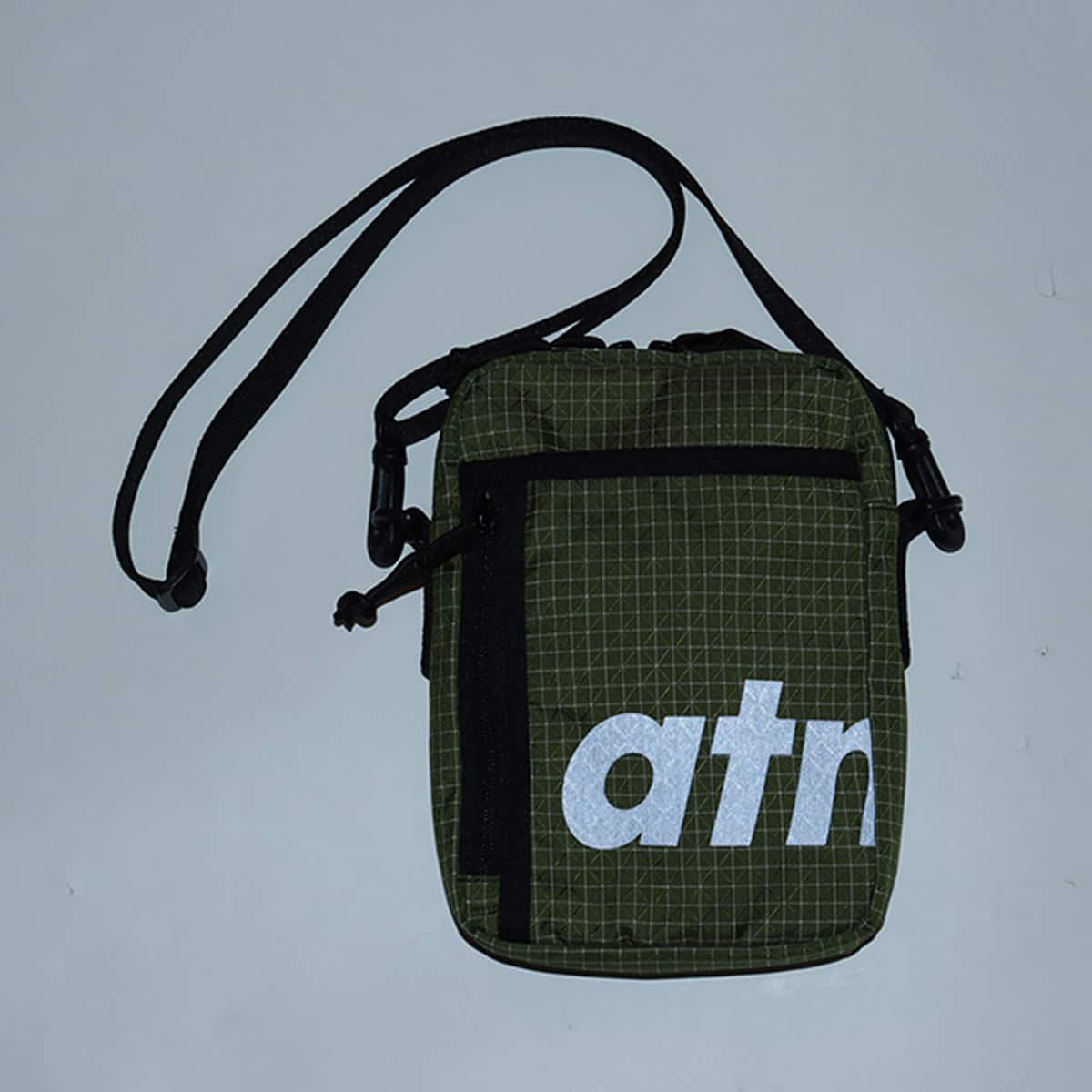 atmos Reflector Print Logo Shoulder Bag KHAKI の画像