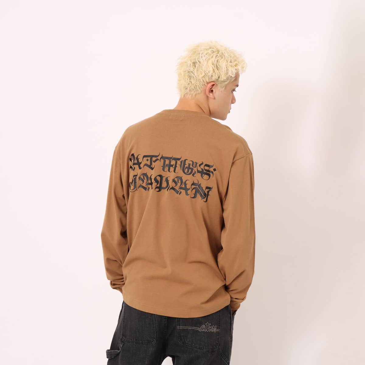 atmos New Old English LS T-Shirt BROWN （アトモス ニュー