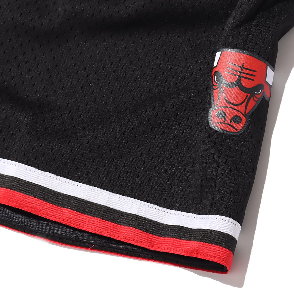 Mitchell & Ness Swingman Road Shorts Chicago Bulls 1997-98 BLACK 21SS-Iの画像