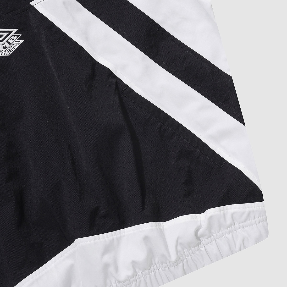 UMBRO HBL OG Woven Standneck Anorak ブラックの画像