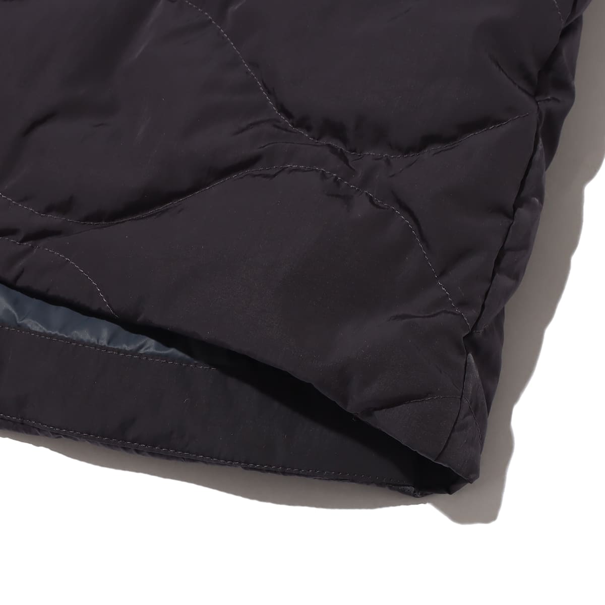 WHITE MOUNTAINEERING × TAION QUILTED HANTEN CHARCOAL 22FA-Iの画像