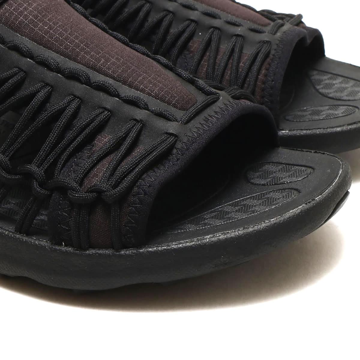 KEEN UNEEK SNK SLIDE BLACK/BLACKの画像