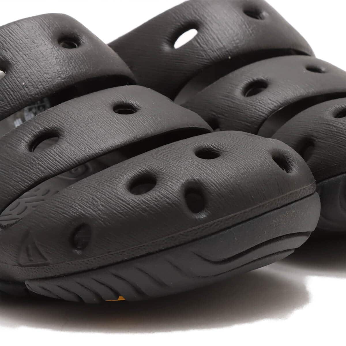 KEEN YOGUI Black/Magnetの画像