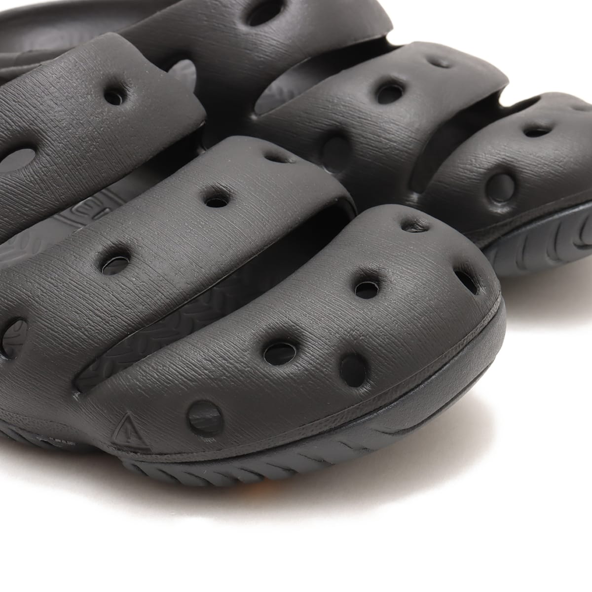 KEEN YOGUI Black/Magnetの画像