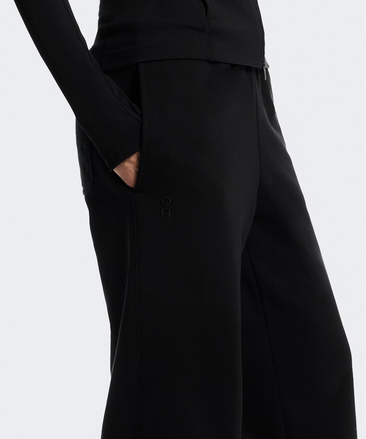 On Club Collective Pants Blackの画像