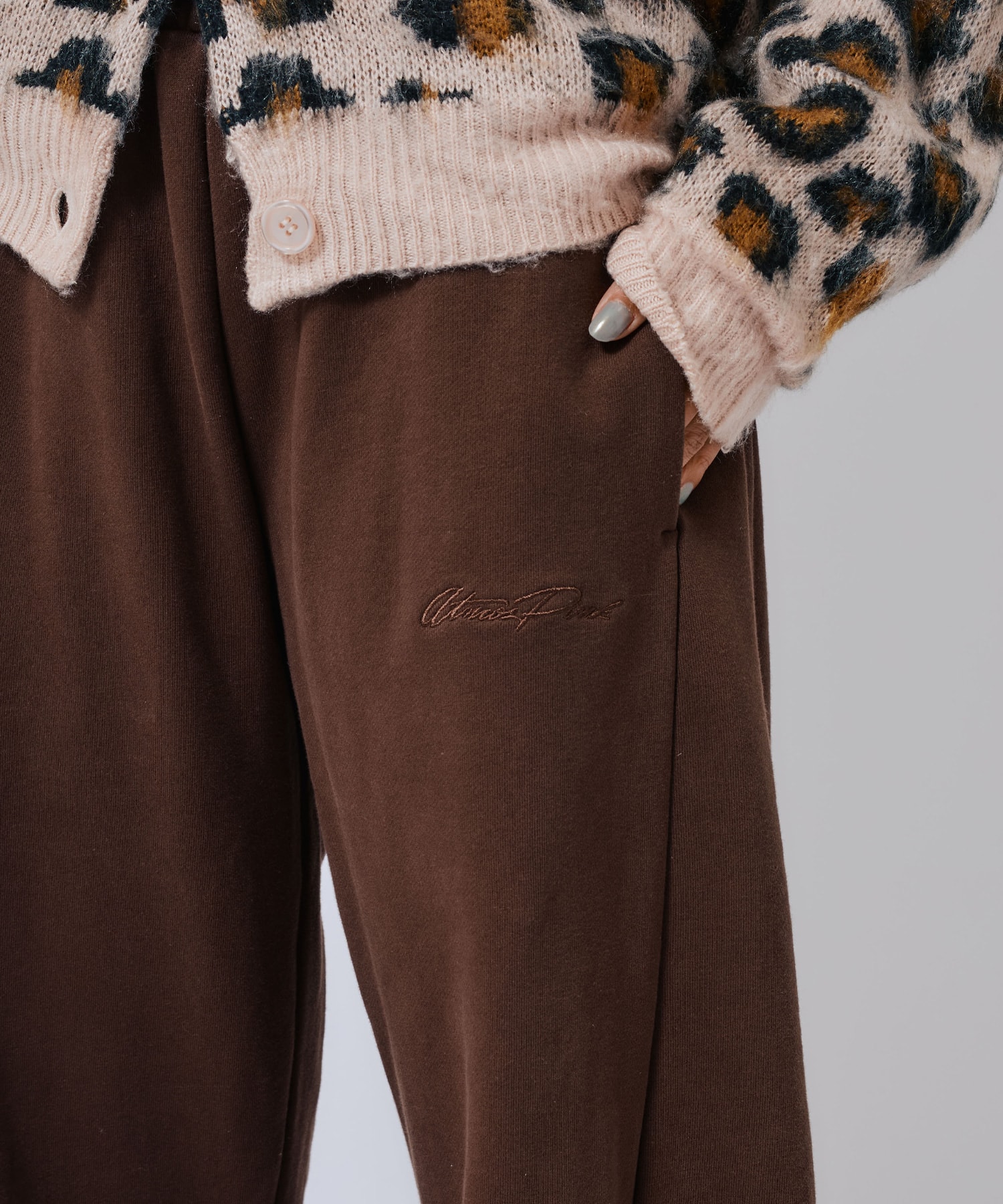 atmos pink Sweat Baggy Pants BROWNの画像