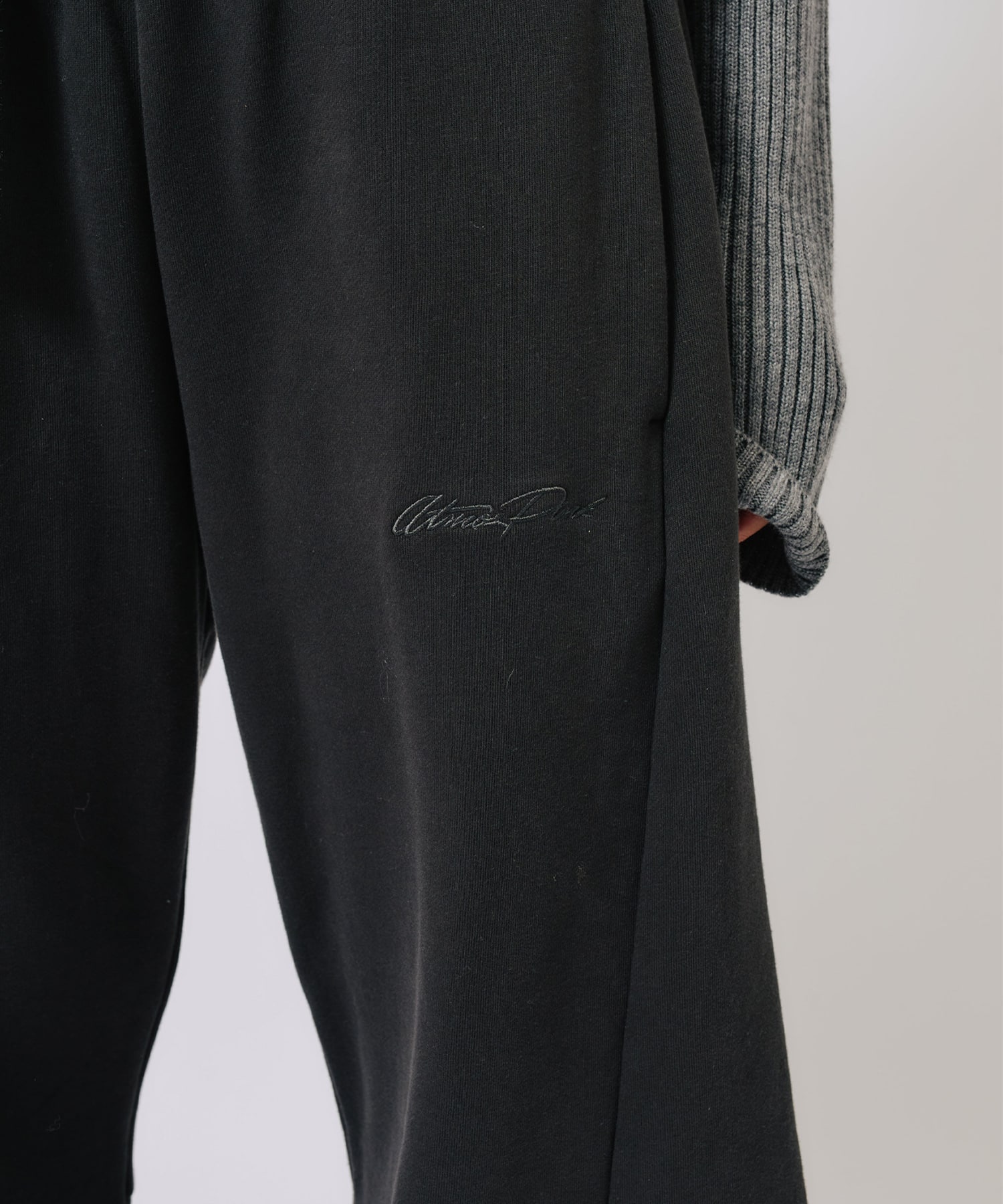 atmos pink Sweat Baggy Pants CHARCOALの画像