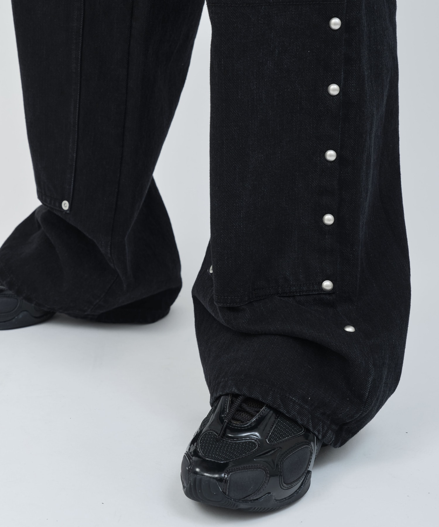 atmos pink Studs Denim Pants BLACKの画像