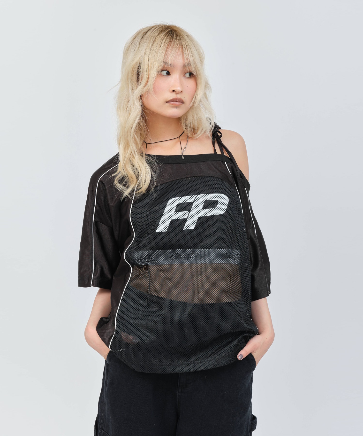 atmos pink Off Shoulder Football T-shirt BLACKの画像
