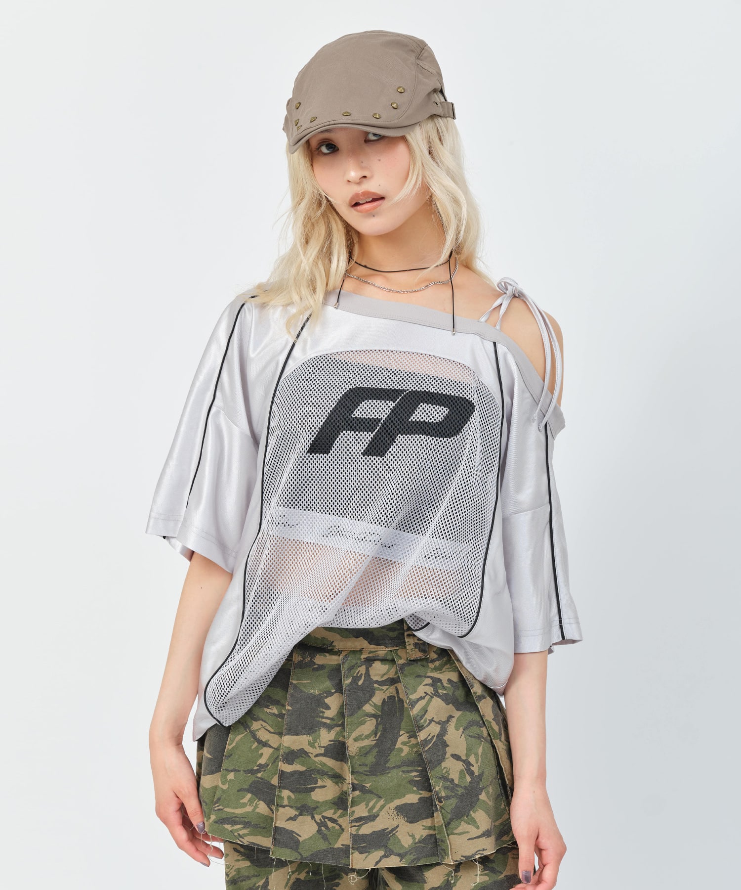 atmos pink Off Shoulder Football T-shirt GRAYの画像
