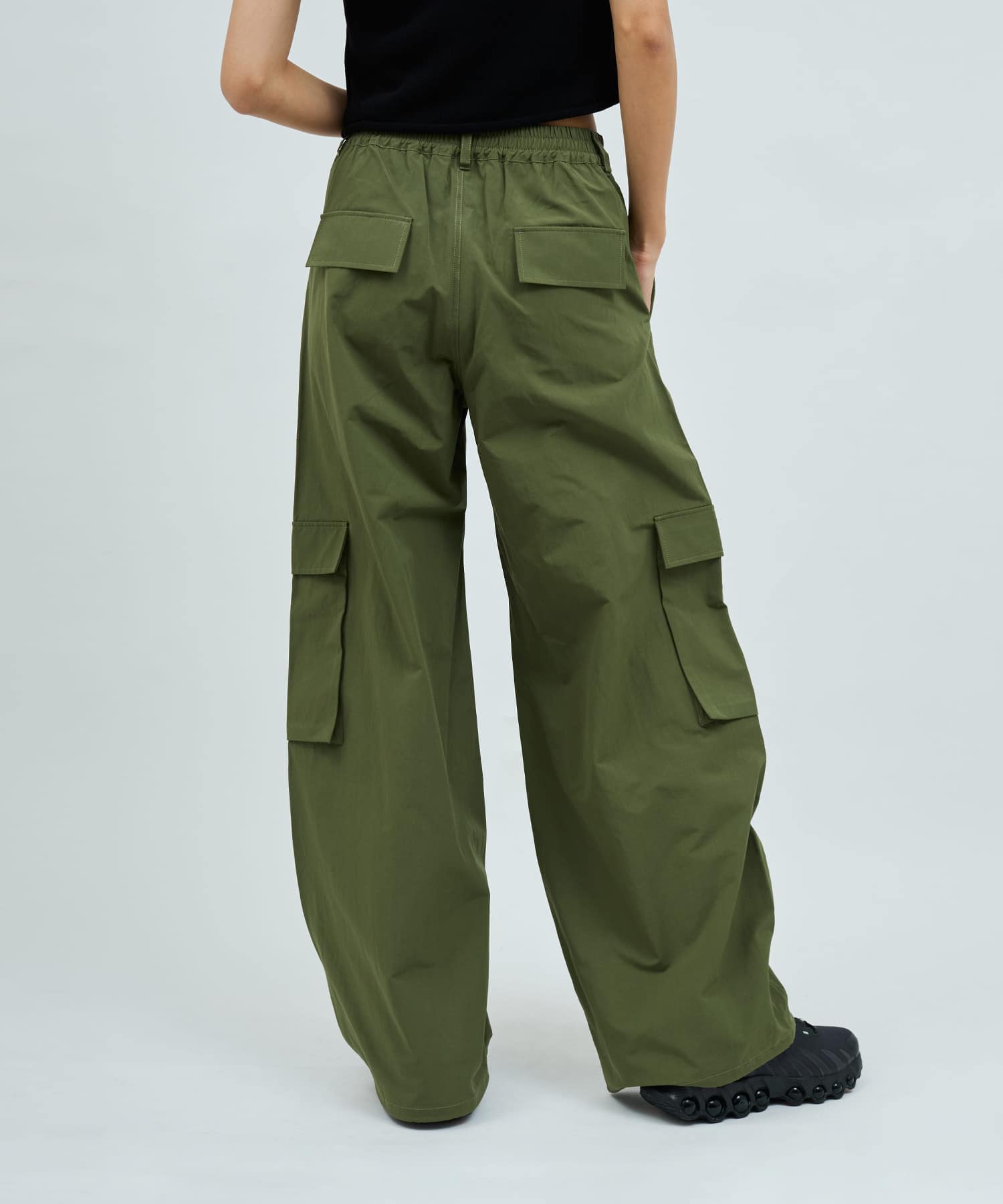 atmos pink Baggy Nylon Pants KHAKIの画像